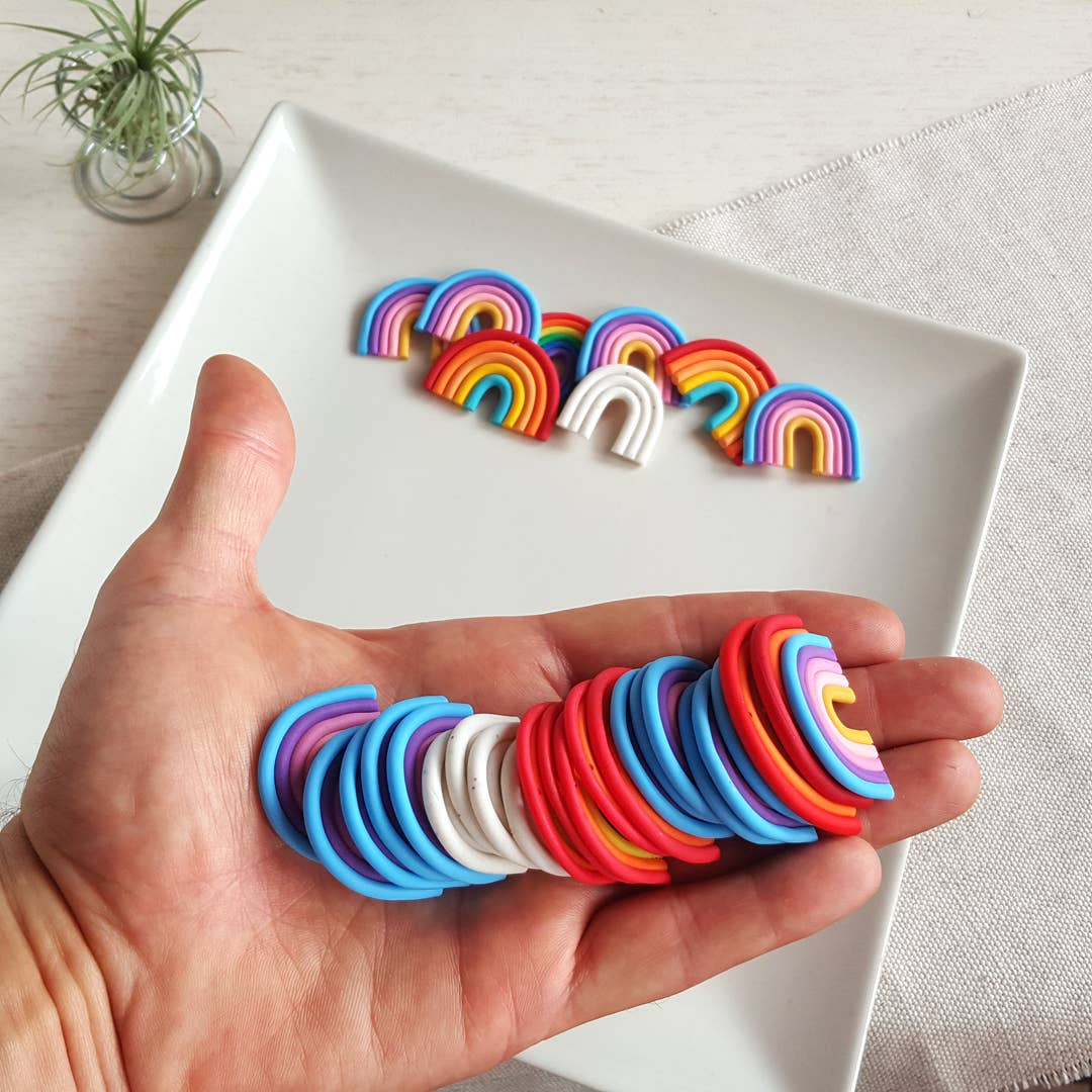 PASTACUITA - Regenboog oorbellen met wolkje, handgemaakt met liefde: Klassieke kleuren met haak + rode halve cirkel / Roestvrij staal, polymeerklei