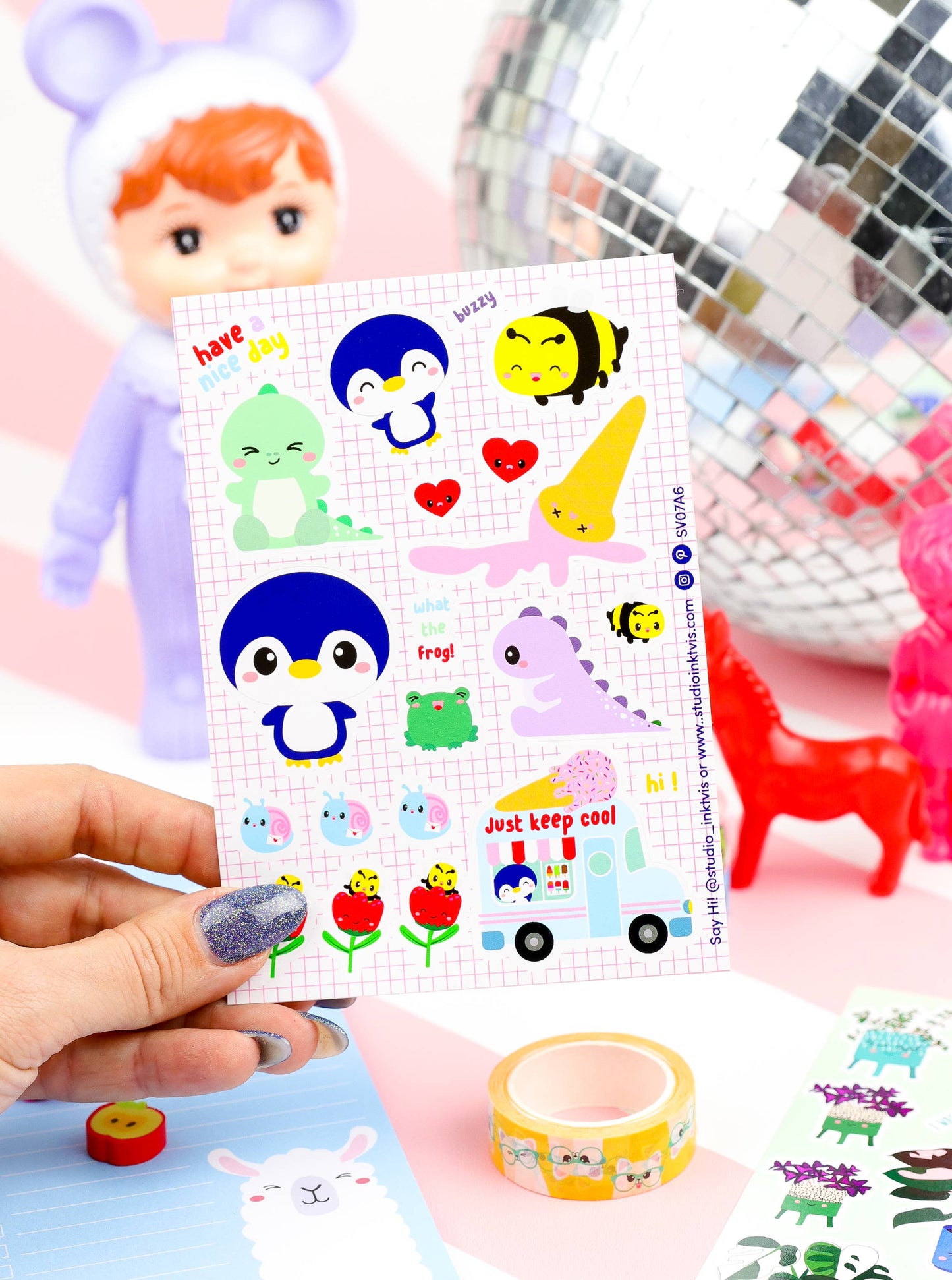 Studio Inktvis B.V. - Stickervel Penguin en Ice Cream Truck