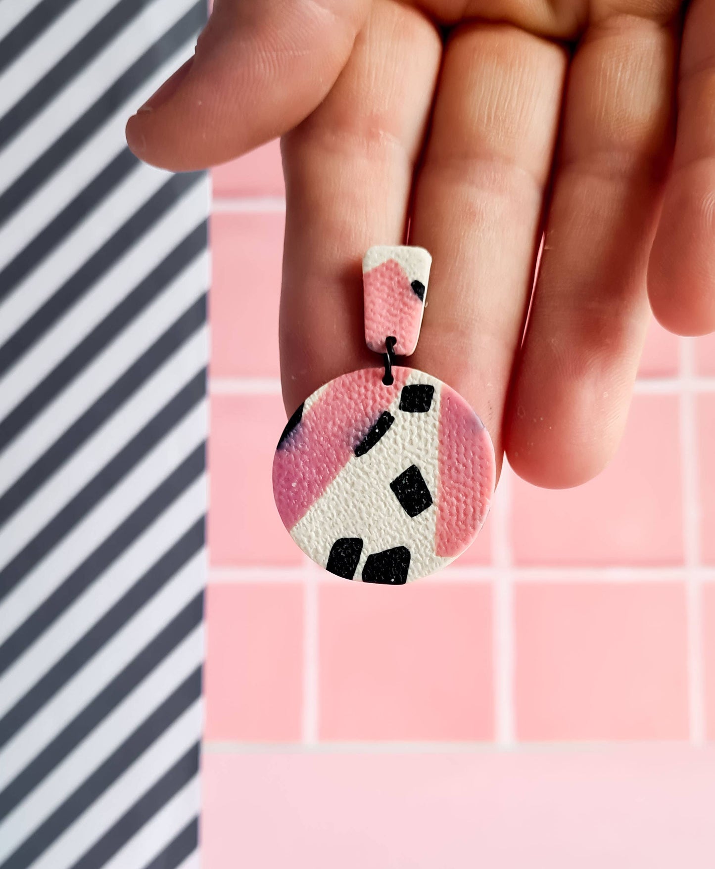 Mono - Roze en zwarte distressed handgemaakte oorbellen van polymeerklei: 5