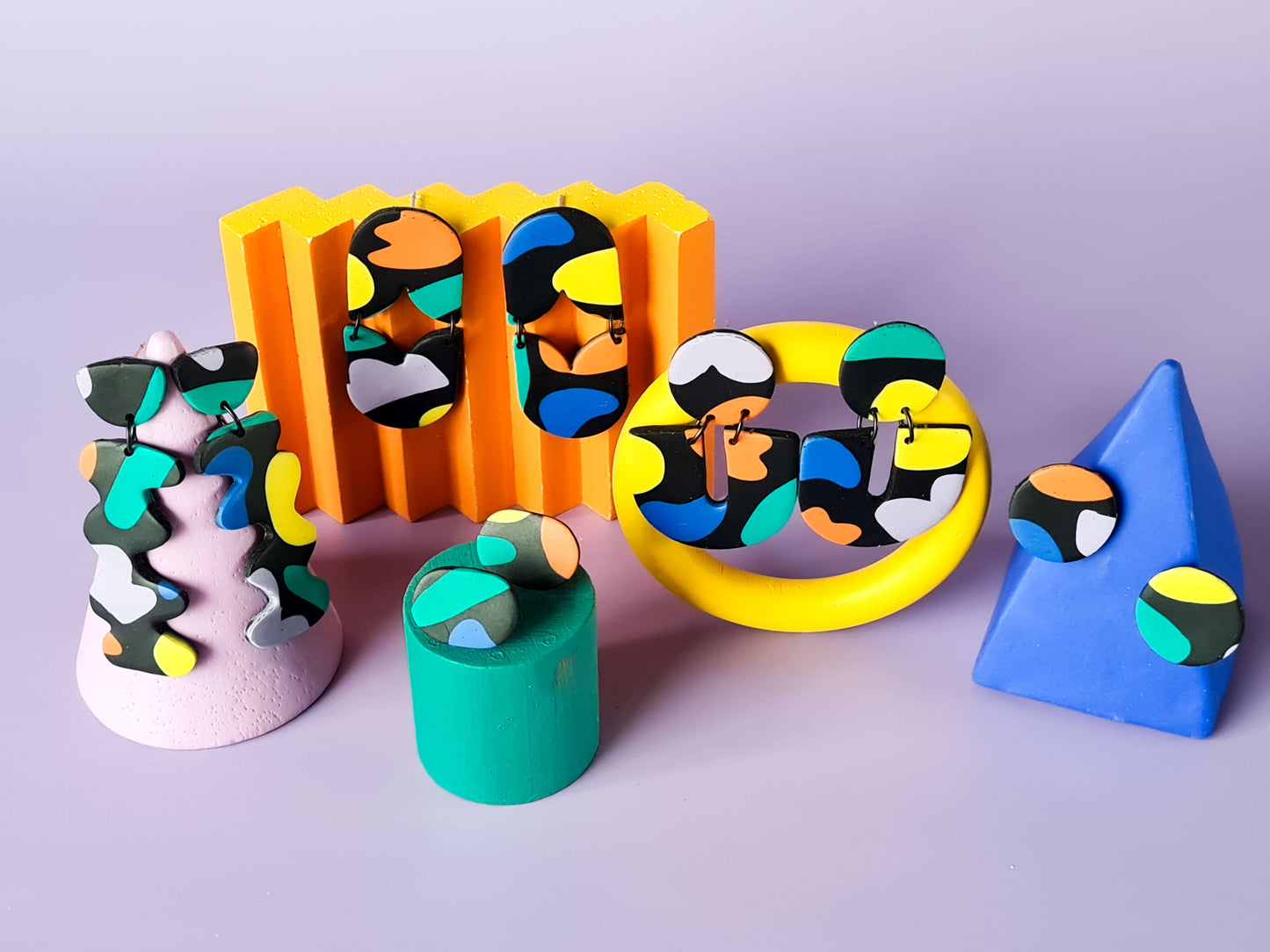 Mono - Handgemaakte statement oorbellen van polymeerklei in zwart met kleur: C