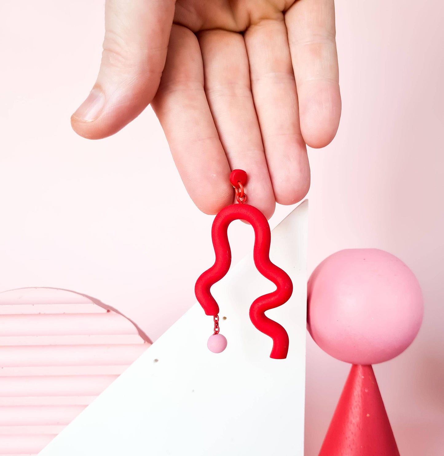 Mono - Handgemaakte kronkelige dopamine oorbellen van polymeerklei.: Rood