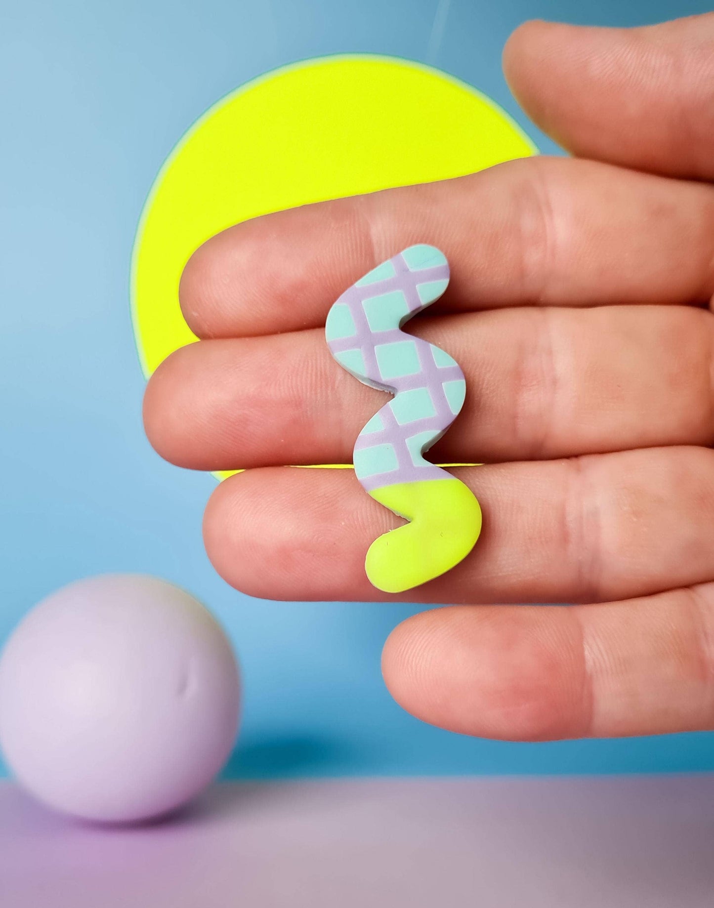 Mono - Handgemaakte polymeer oorbellen - Neon gele patroon