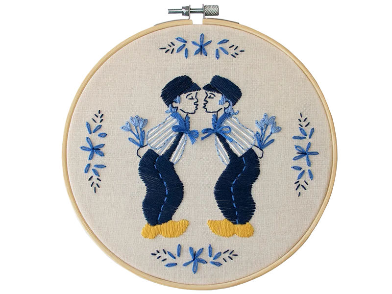 Kissing Dutch boys – Embroidered Wall Art kit 18cm