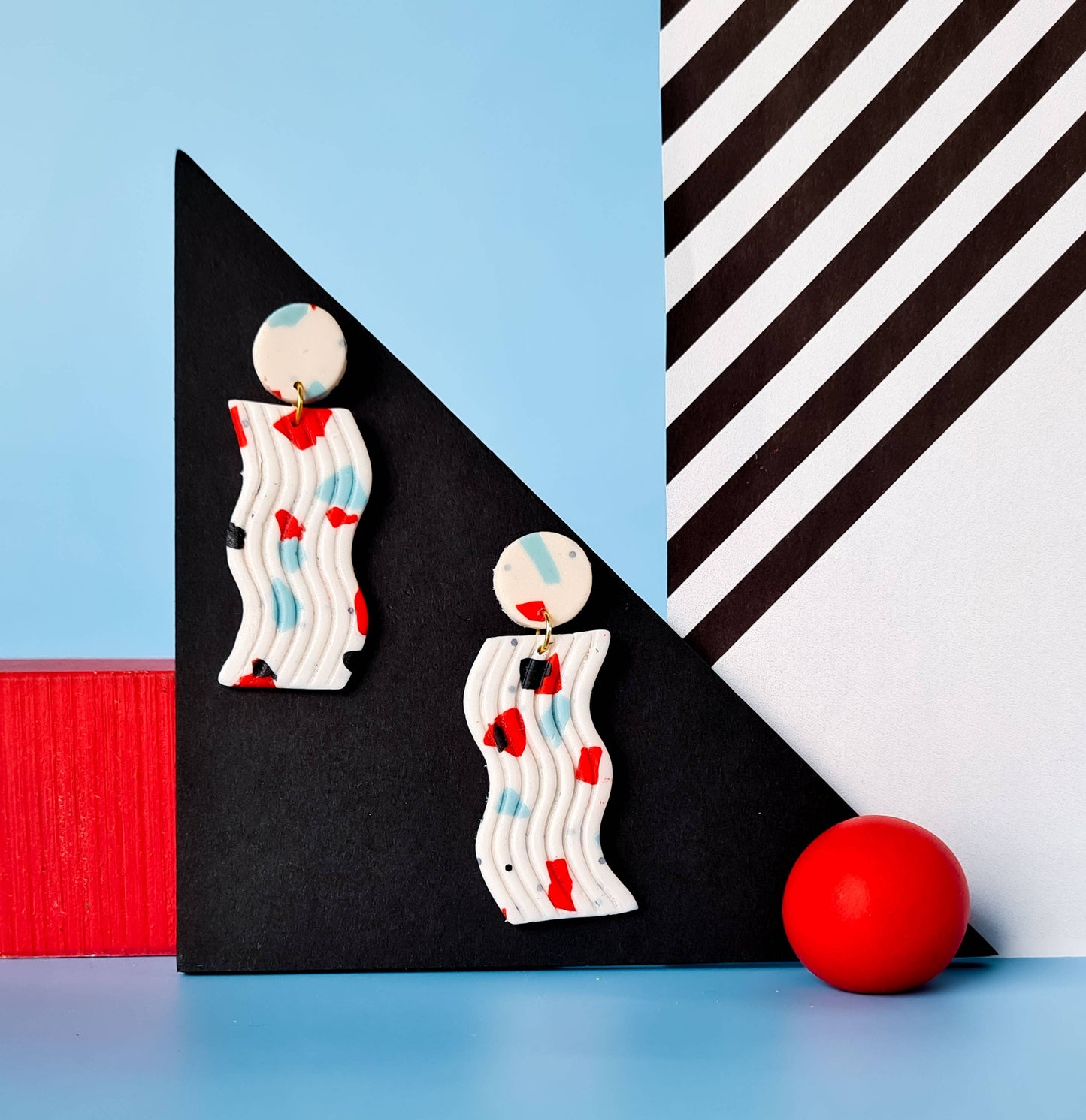 Mono - Handgemaakte statement oorbellen van polymeerklei in zwart met kleur: C