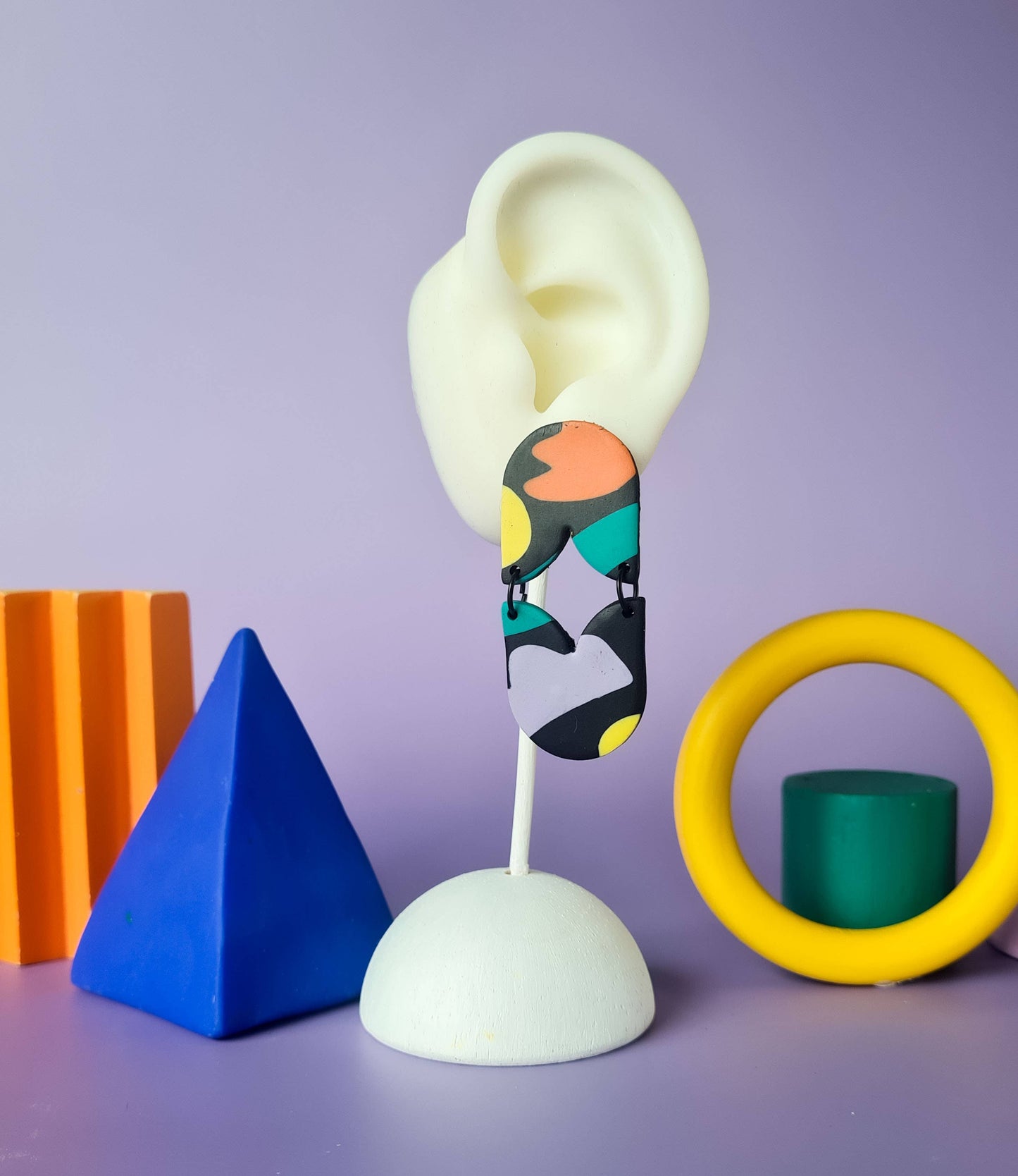 Mono - Handgemaakte statement oorbellen van polymeerklei in zwart met kleur: C