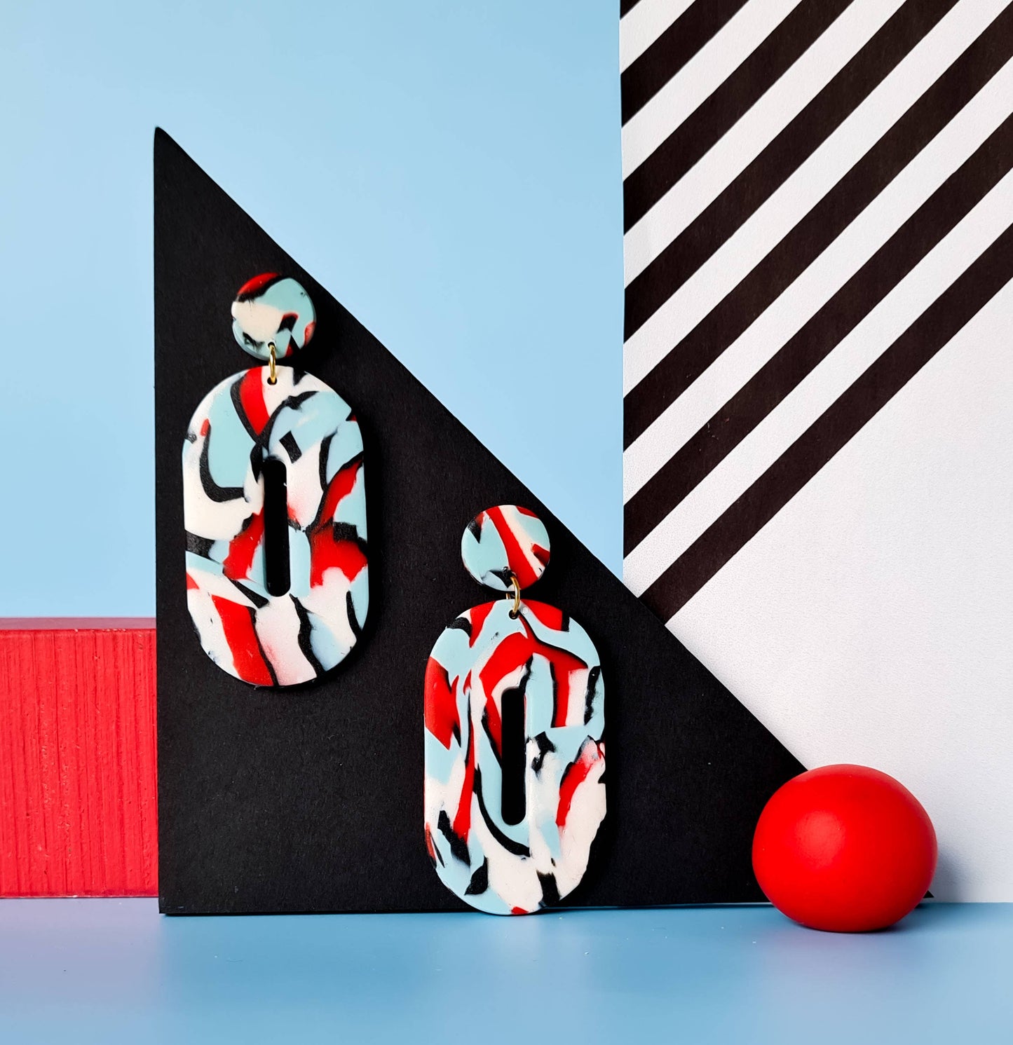 Mono - Handgemaakte statement oorbellen van polymeerklei in zwart met kleur: C