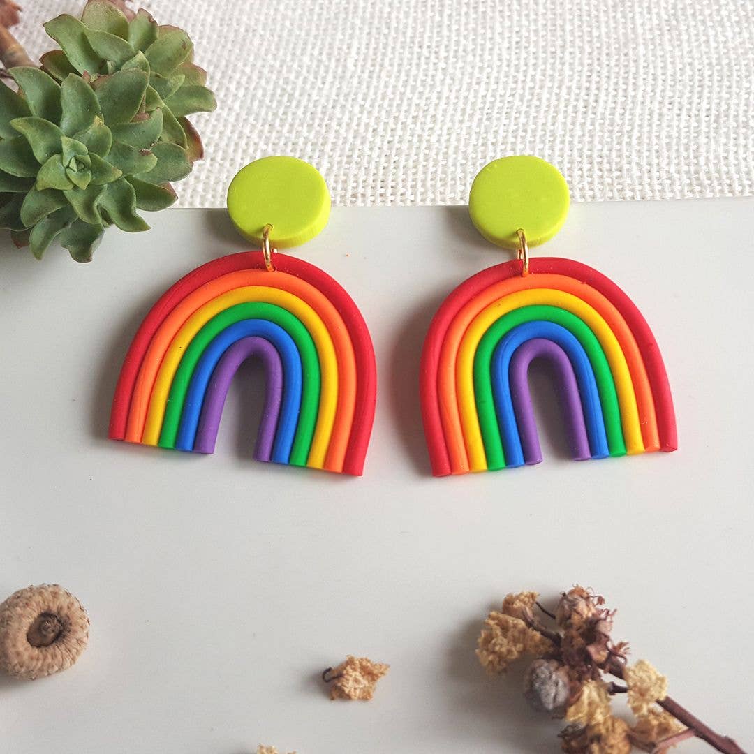 PASTACUITA - Regenboog oorbellen met wolkje, handgemaakt met liefde: Klassieke kleuren met haak + rode halve cirkel / Roestvrij staal, polymeerklei