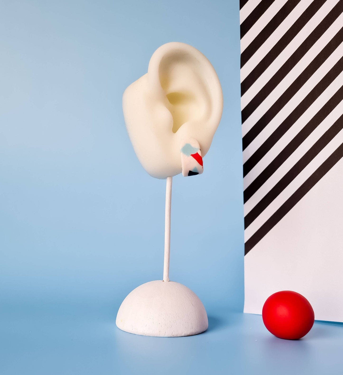 Mono - Handgemaakte statement oorbellen van polymeerklei in zwart met kleur: C