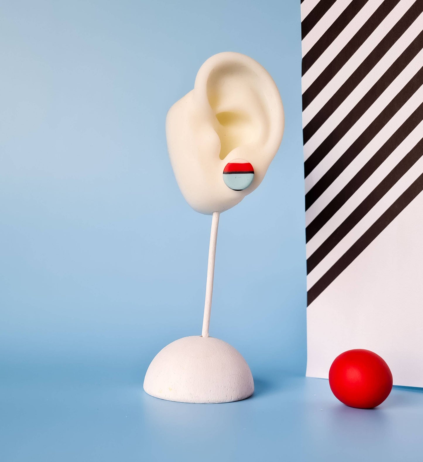 Mono - Handgemaakte statement oorbellen van polymeerklei in zwart met kleur: C