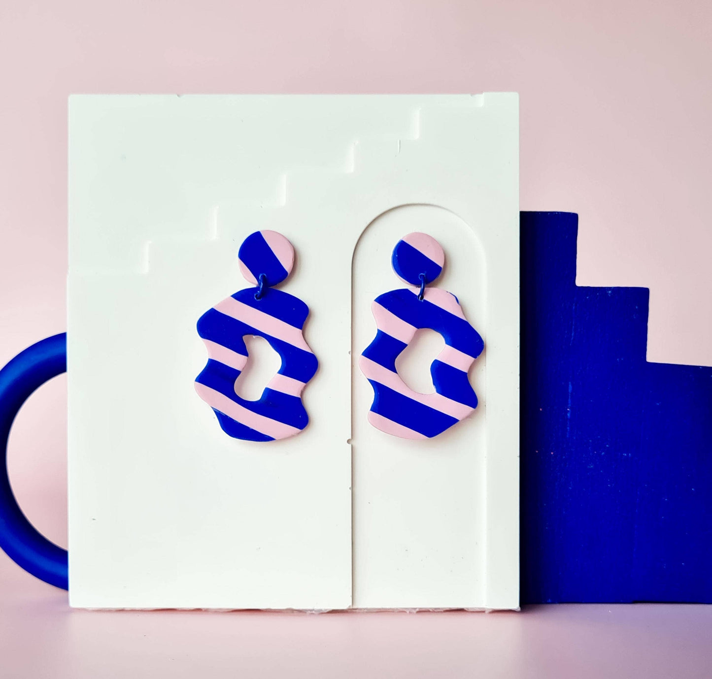 Mono - Polymeer Klei Oorbellen | Blauw Roze Strepen | Handgemaakt