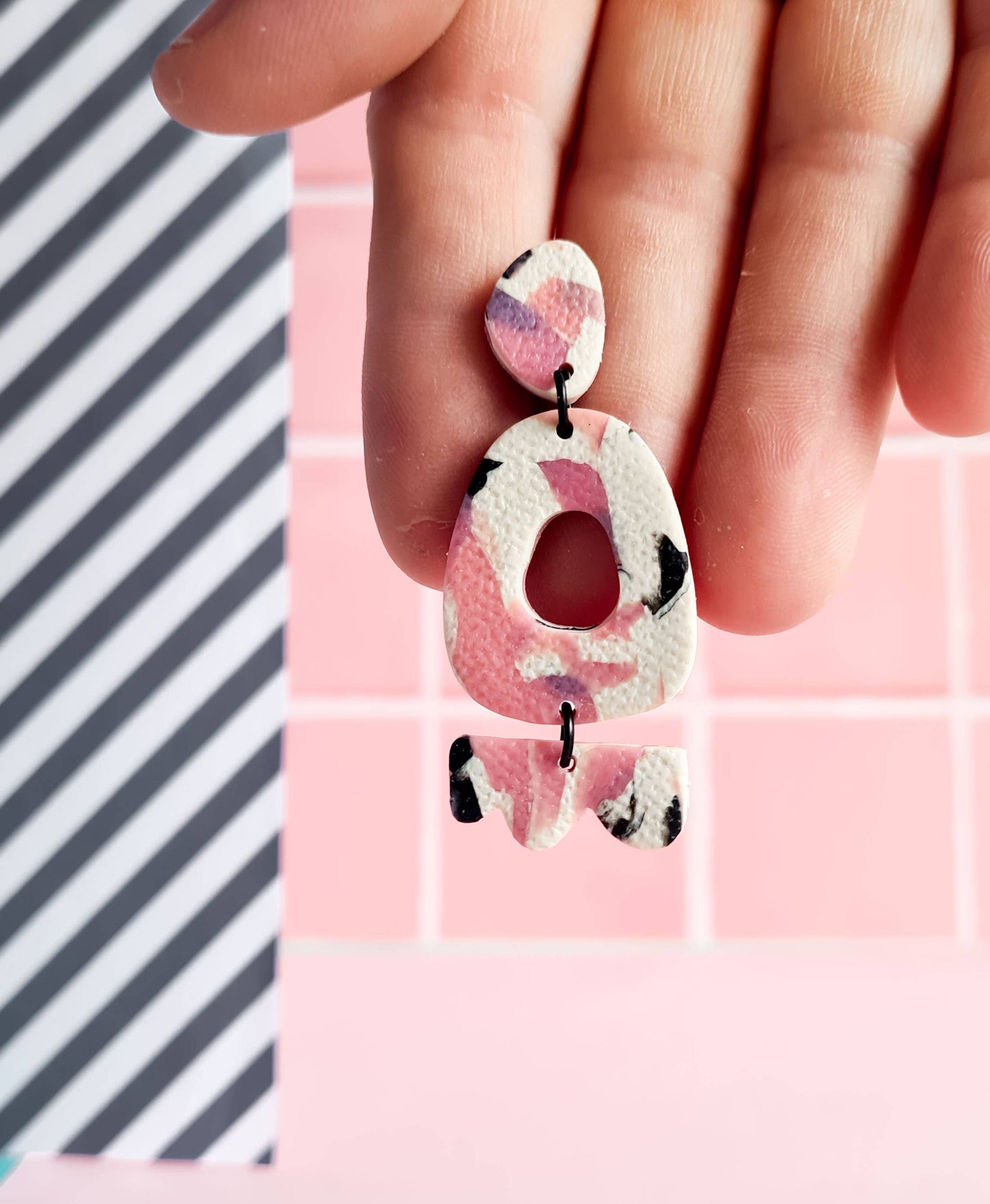 Mono - Roze en zwarte distressed handgemaakte oorbellen van polymeerklei: 5