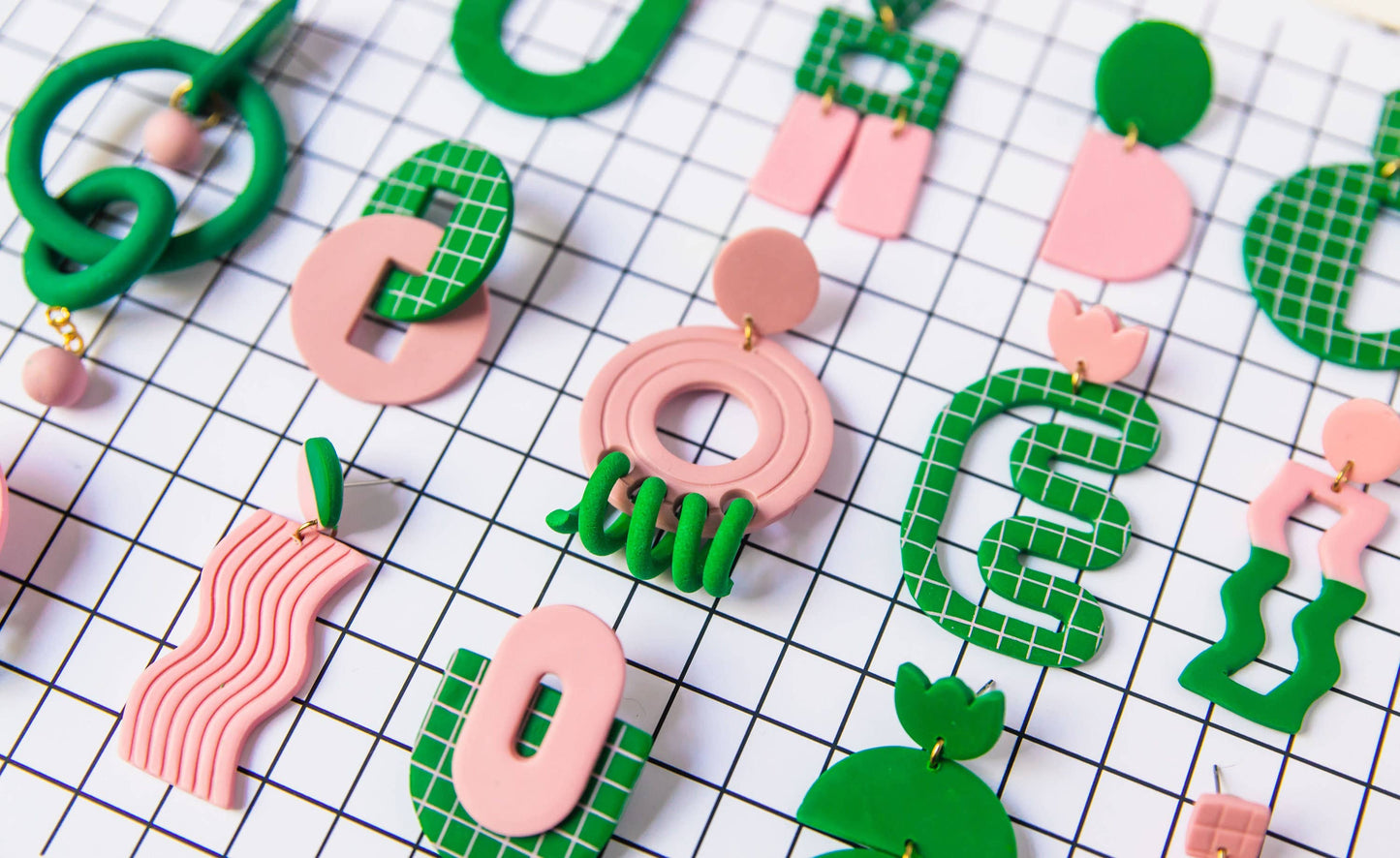 Mono - Polymeerklei Oorbellen | Handgemaakt | Groen Roze Raster