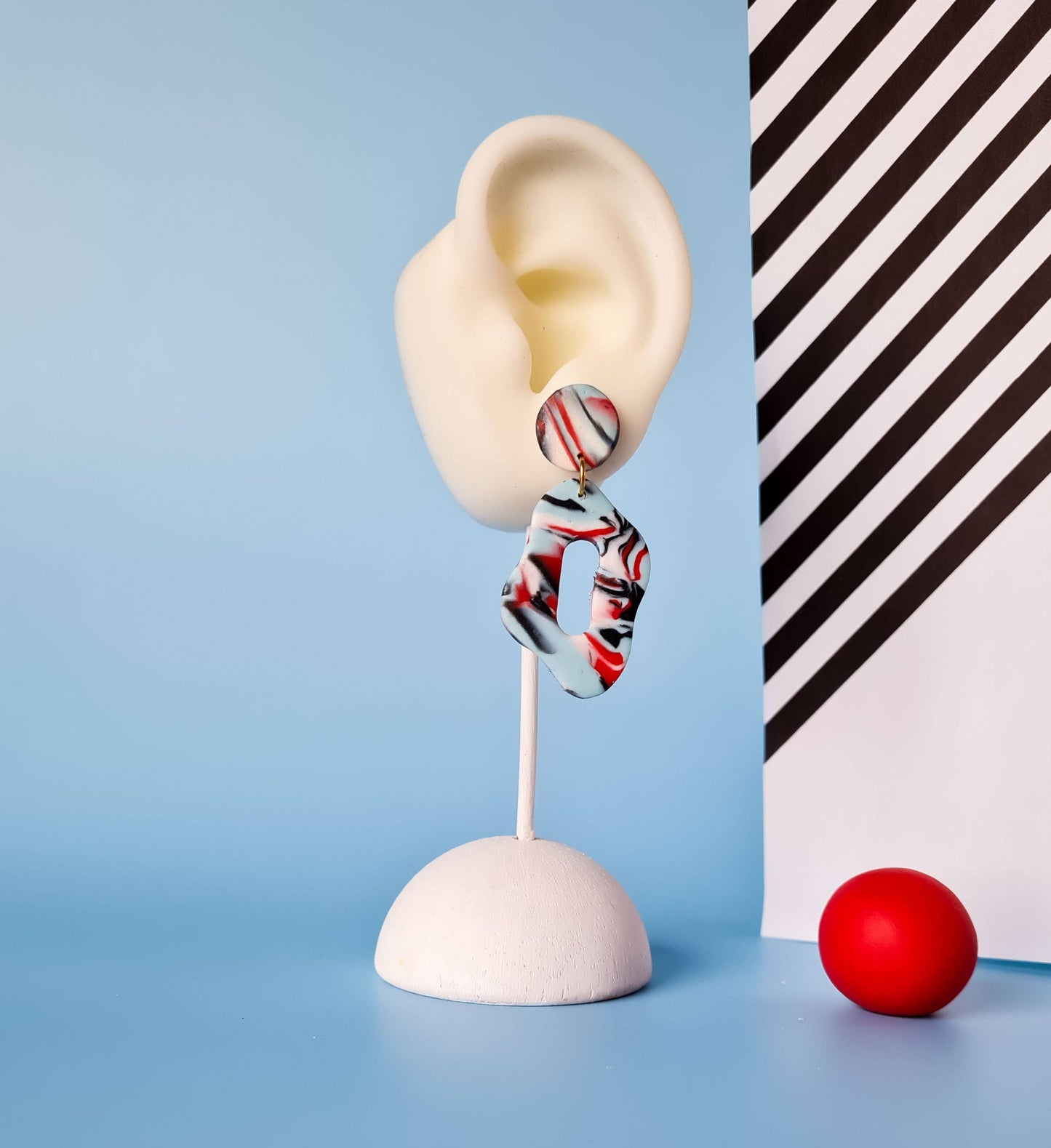 Mono - Handgemaakte statement oorbellen van polymeerklei in zwart met kleur: C
