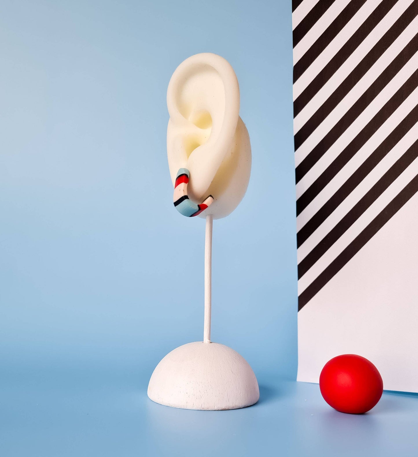 Mono - Handgemaakte statement oorbellen van polymeerklei in zwart met kleur: C