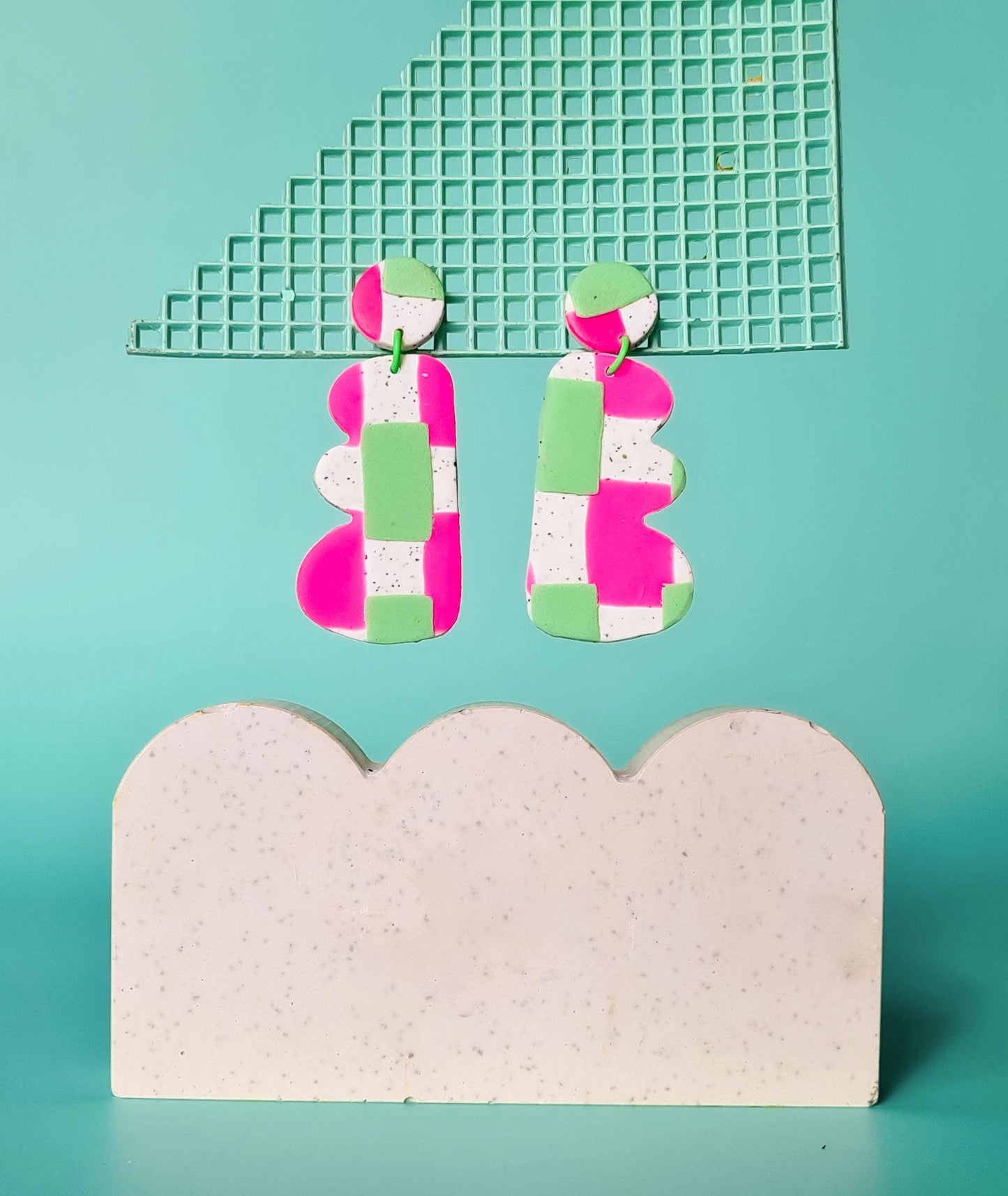 Mono - Polymeerklei Oorbellen | Handgemaakt | Neon Roze Groen