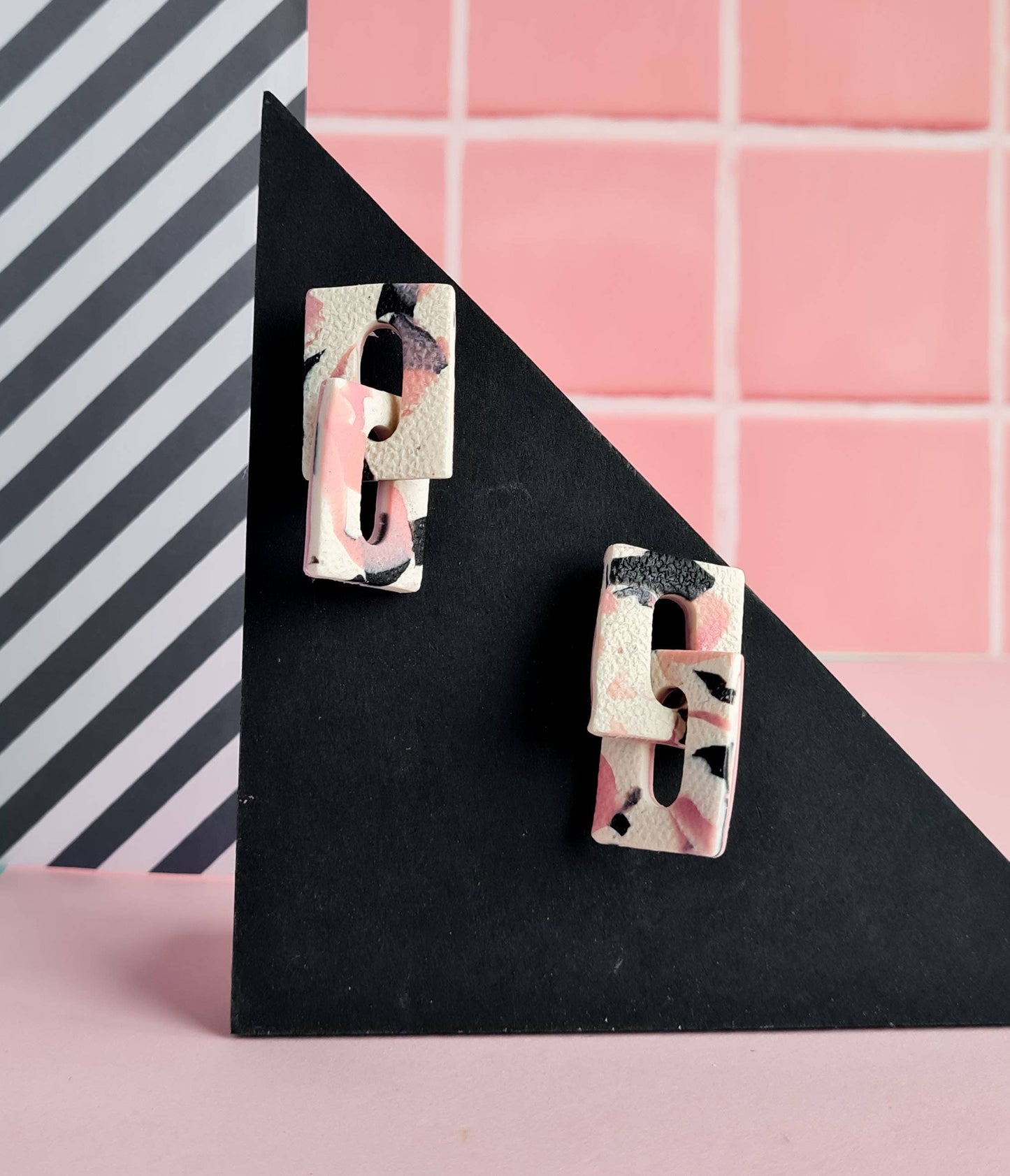 Mono - Roze en zwarte distressed handgemaakte oorbellen van polymeerklei: 5