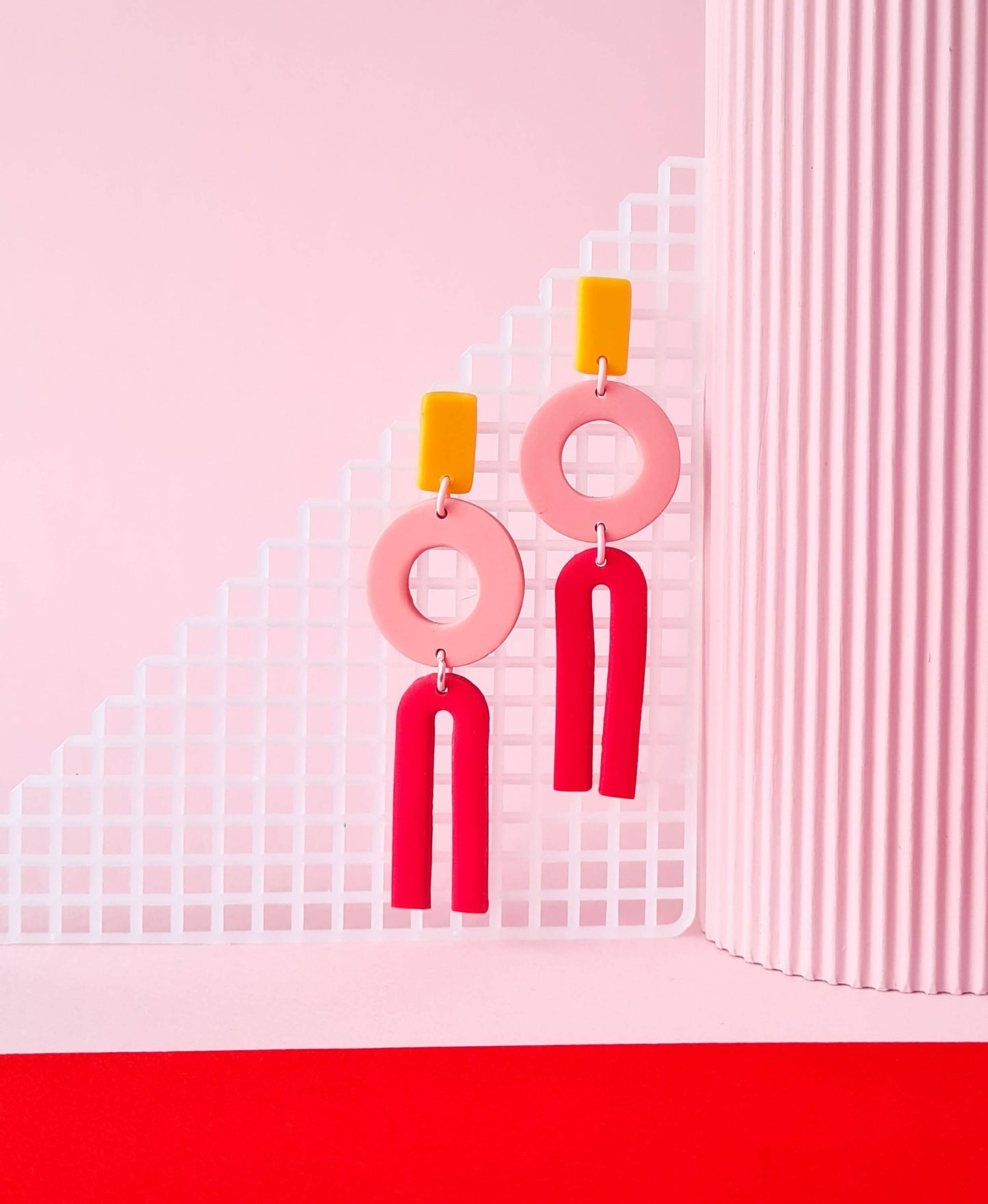 Mono - Memphis stijl geometrische oorbellen van gekleide klei: Geel-Roze-Rood