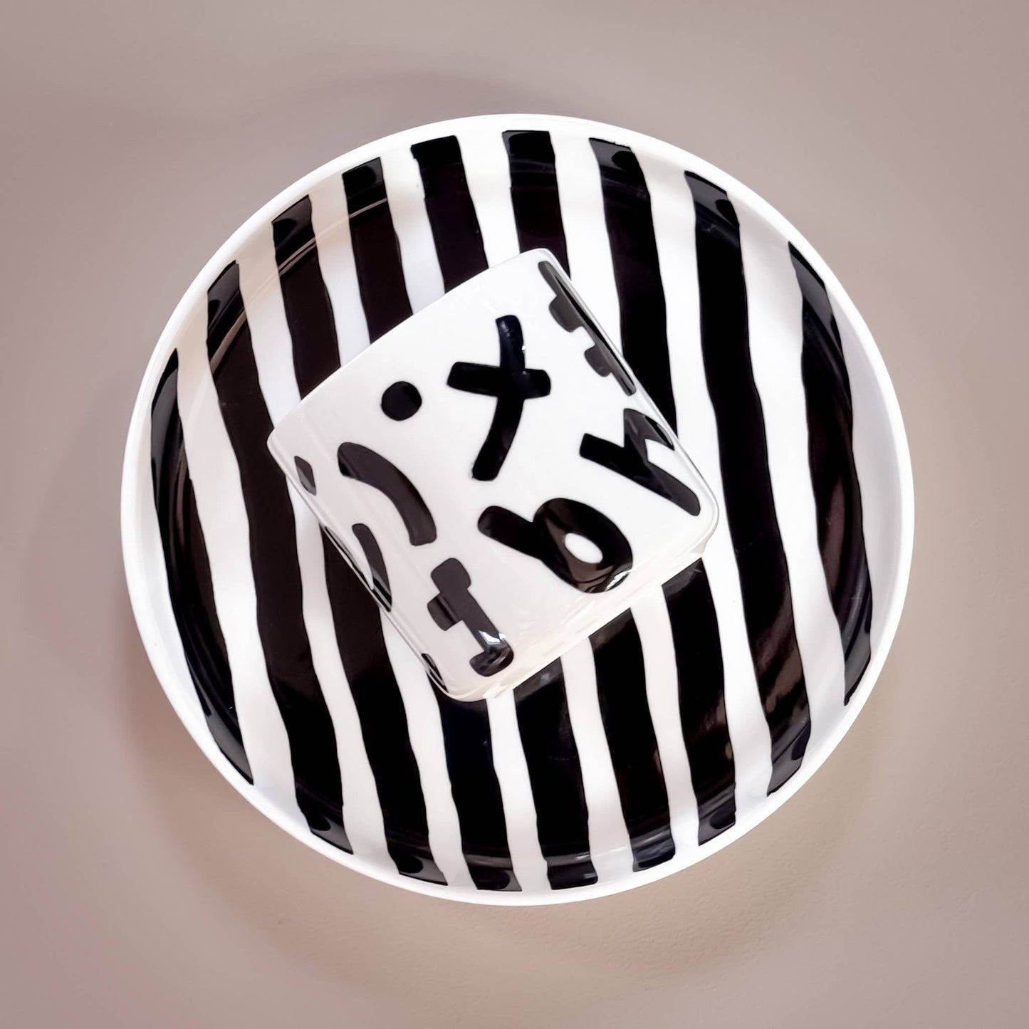 Magazin Minori - Teller klein Stripes - vulkaan zwart
