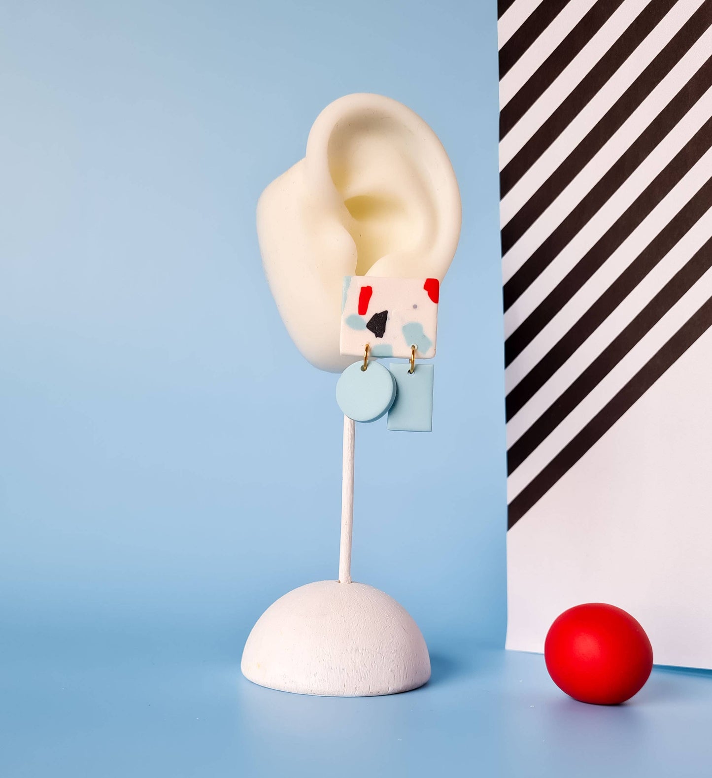 Mono - Handgemaakte statement oorbellen van polymeerklei in zwart met kleur: C