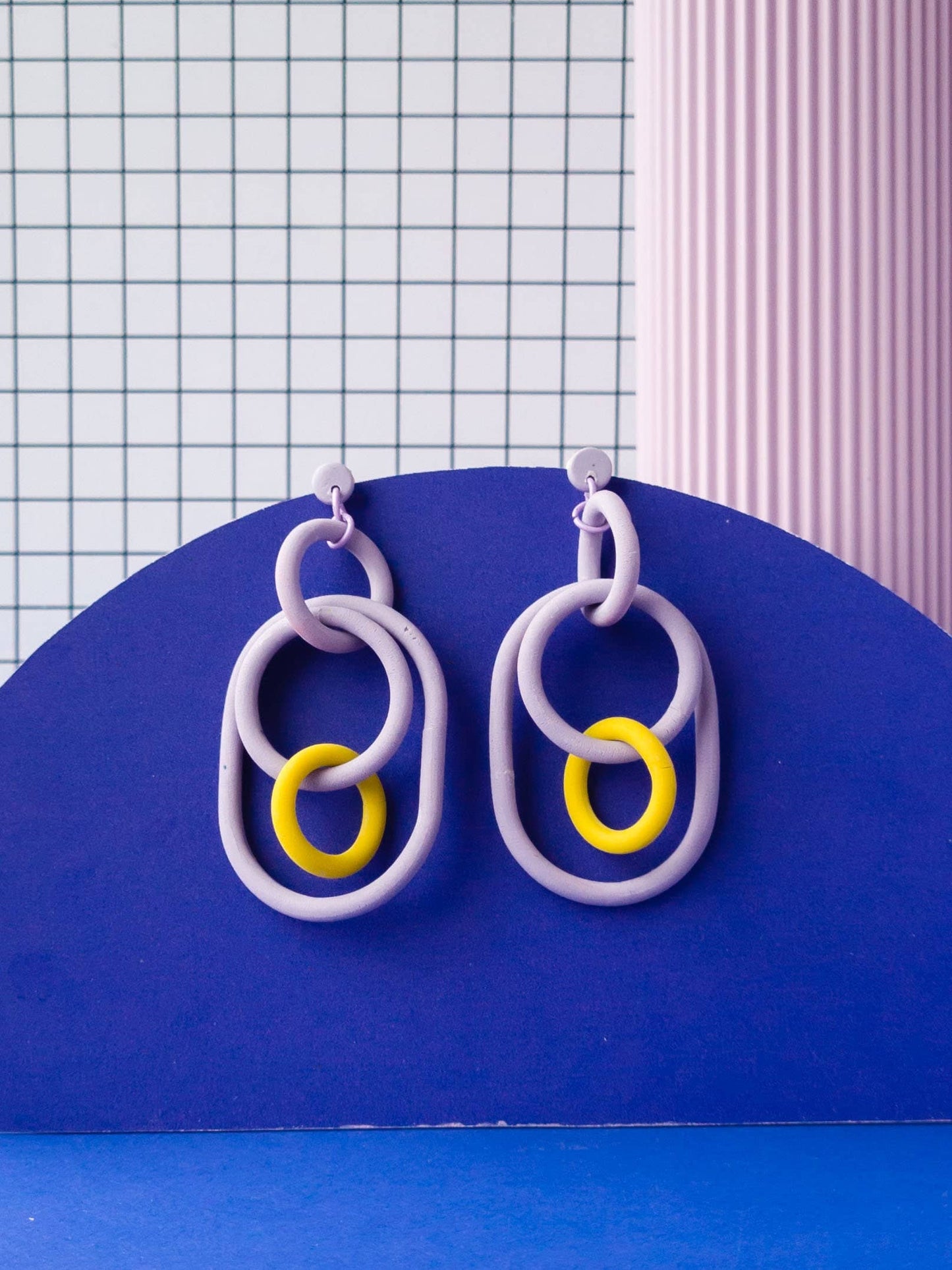 Mono - Memphis-stijl geometrische hoepeloorbellen van polymeerklei: Blauw - Violet