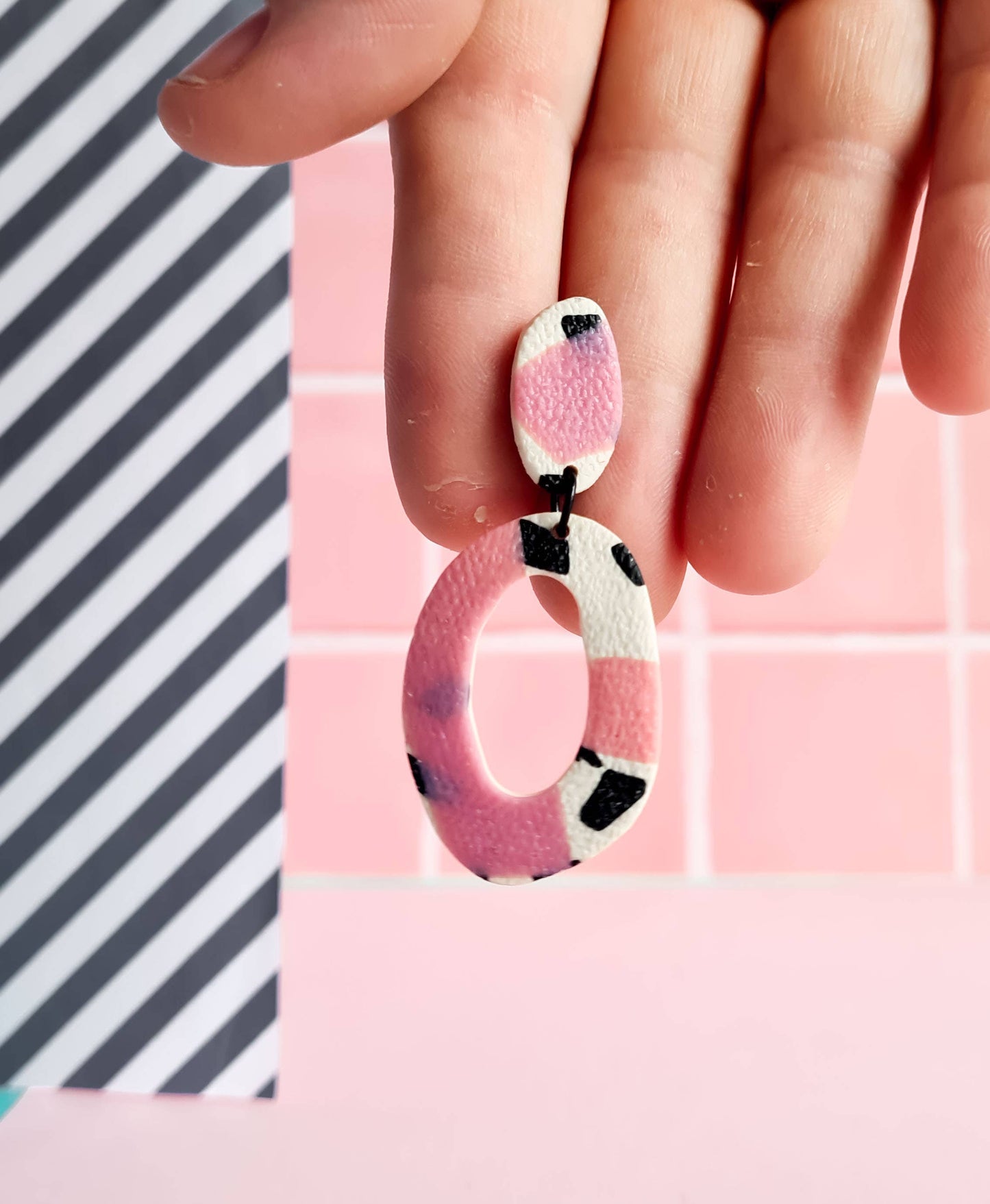 Mono - Roze en zwarte distressed handgemaakte oorbellen van polymeerklei: 5
