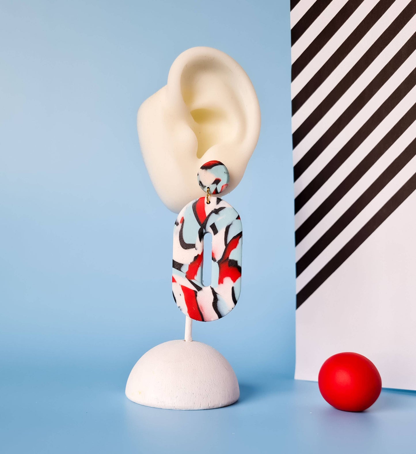 Mono - Handgemaakte statement oorbellen van polymeerklei in zwart met kleur: C