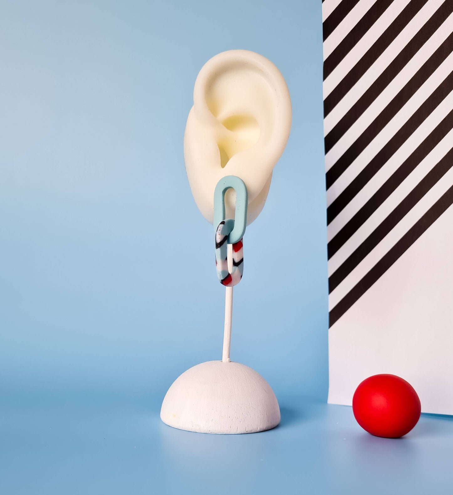 Mono - Handgemaakte statement oorbellen van polymeerklei in zwart met kleur: C