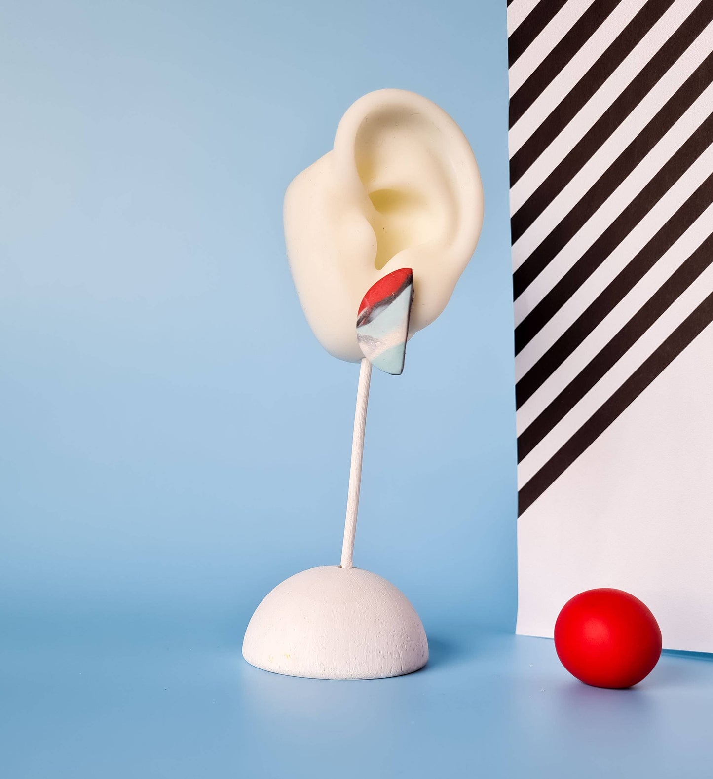 Mono - Handgemaakte statement oorbellen van polymeerklei in zwart met kleur: C