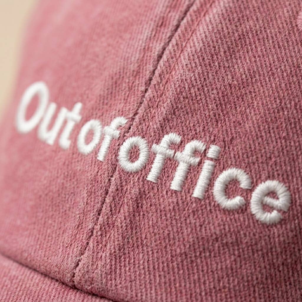 Grasshopper - Out of Office blauwe geborduurde pet: Pink