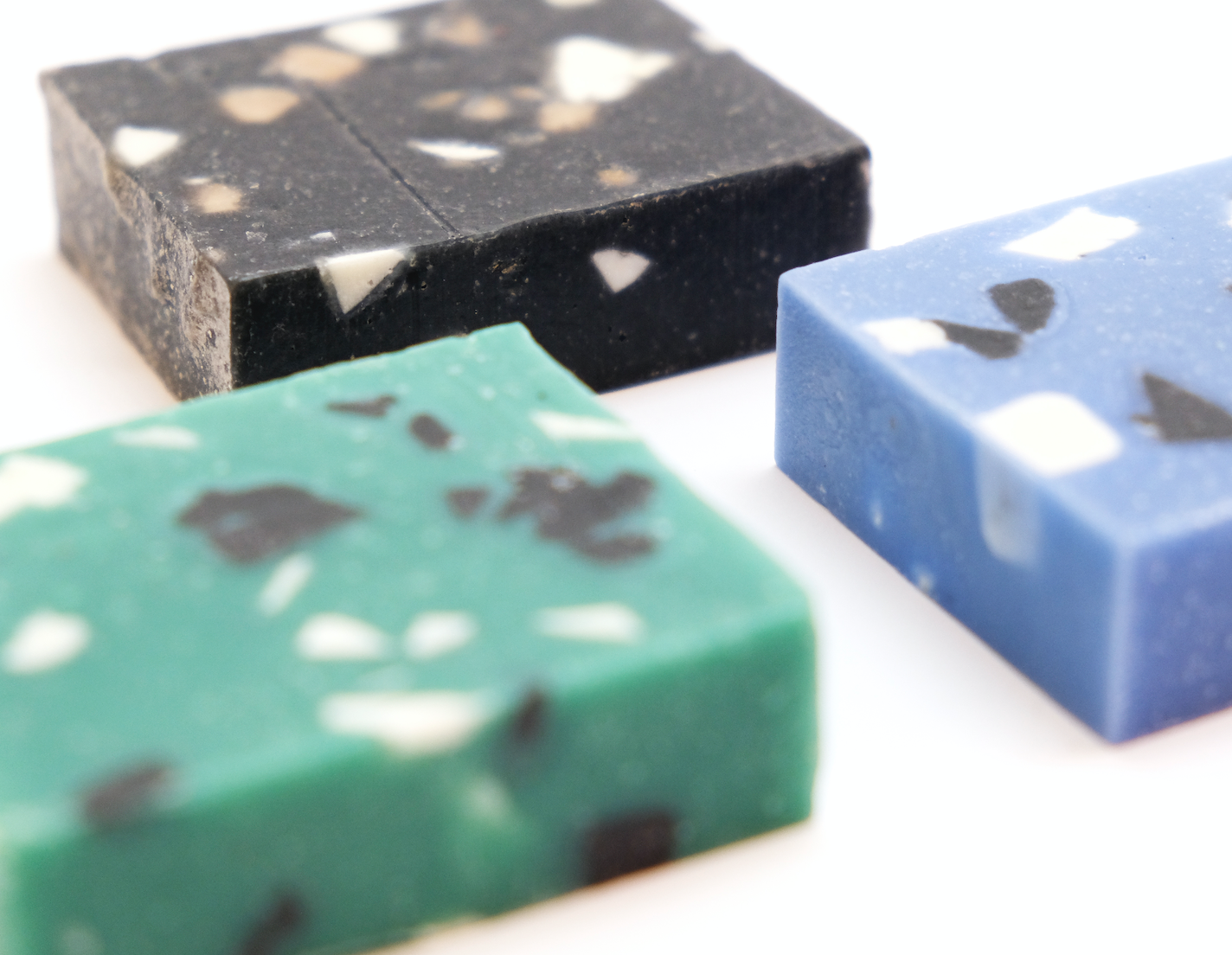 Handmade natural soap - Fresh floral bloommet blauwe steentjes