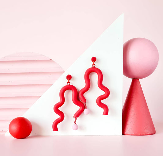 Mono - Handgemaakte kronkelige dopamine oorbellen van polymeerklei.: Rood