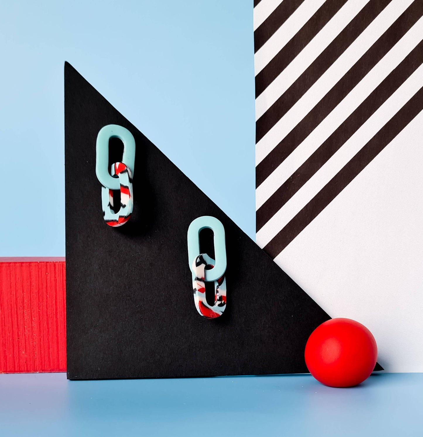 Mono - Handgemaakte statement oorbellen van polymeerklei in zwart met kleur: C