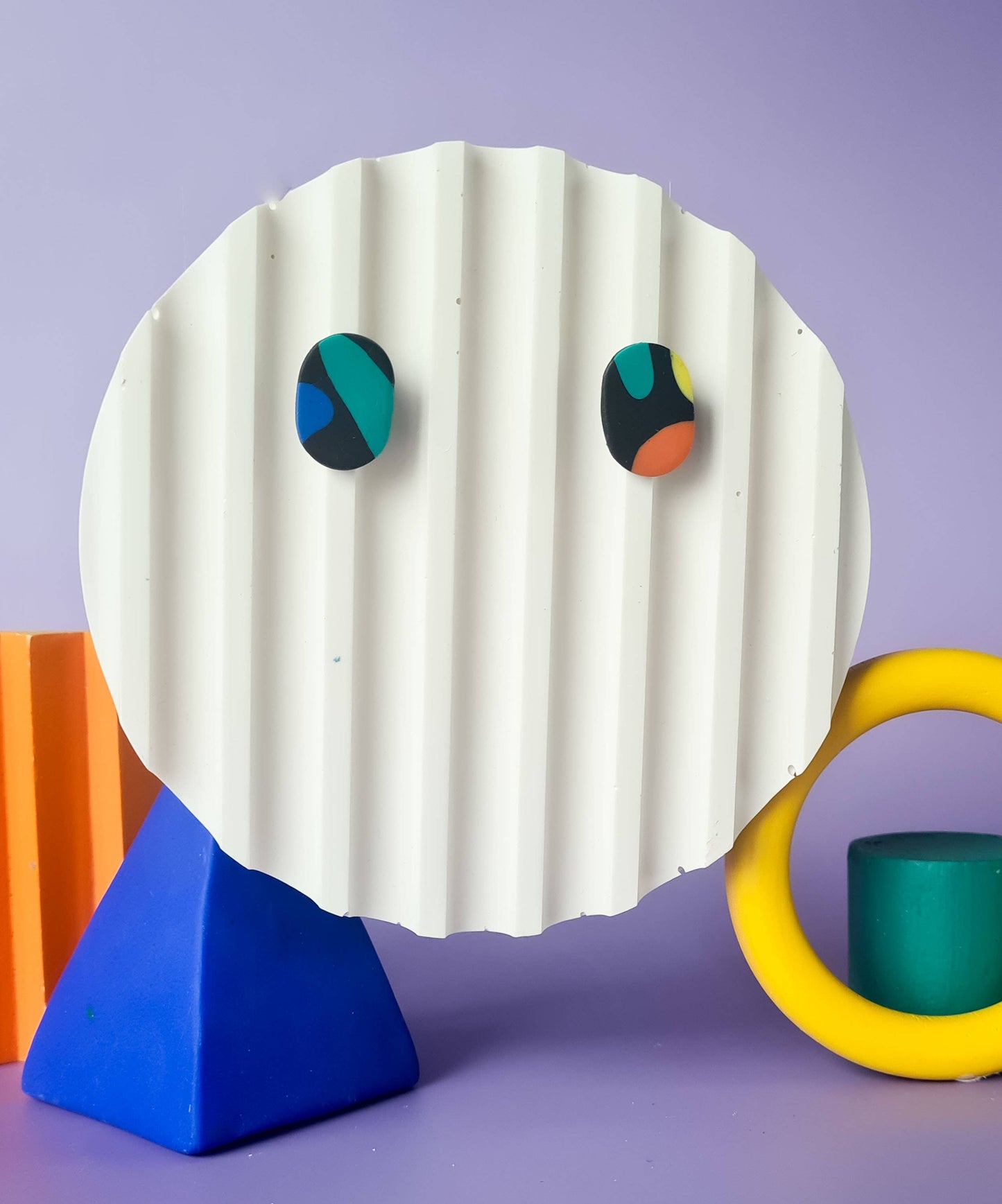 Mono - Handgemaakte statement oorbellen van polymeerklei in zwart met kleur: C