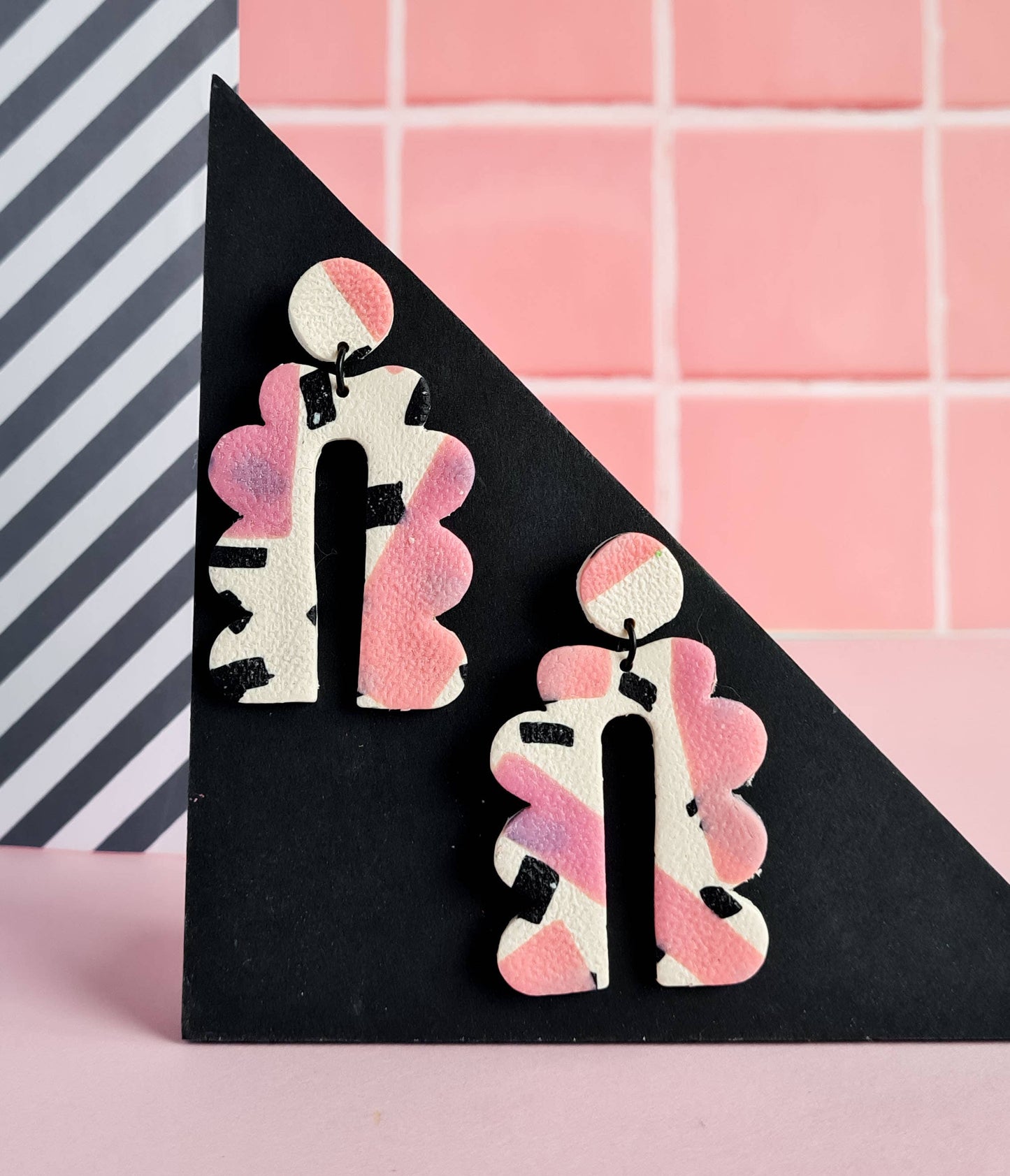 Mono - Roze en zwarte distressed handgemaakte oorbellen van polymeerklei: 5