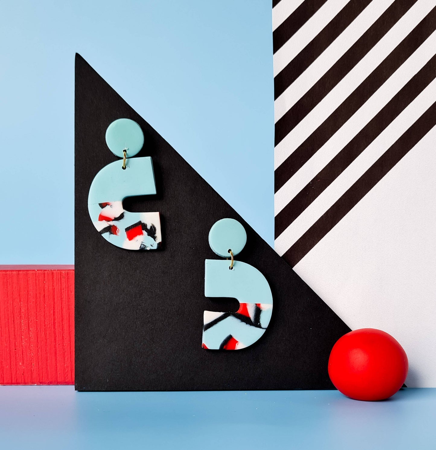 Mono - Handgemaakte statement oorbellen van polymeerklei in zwart met kleur: C