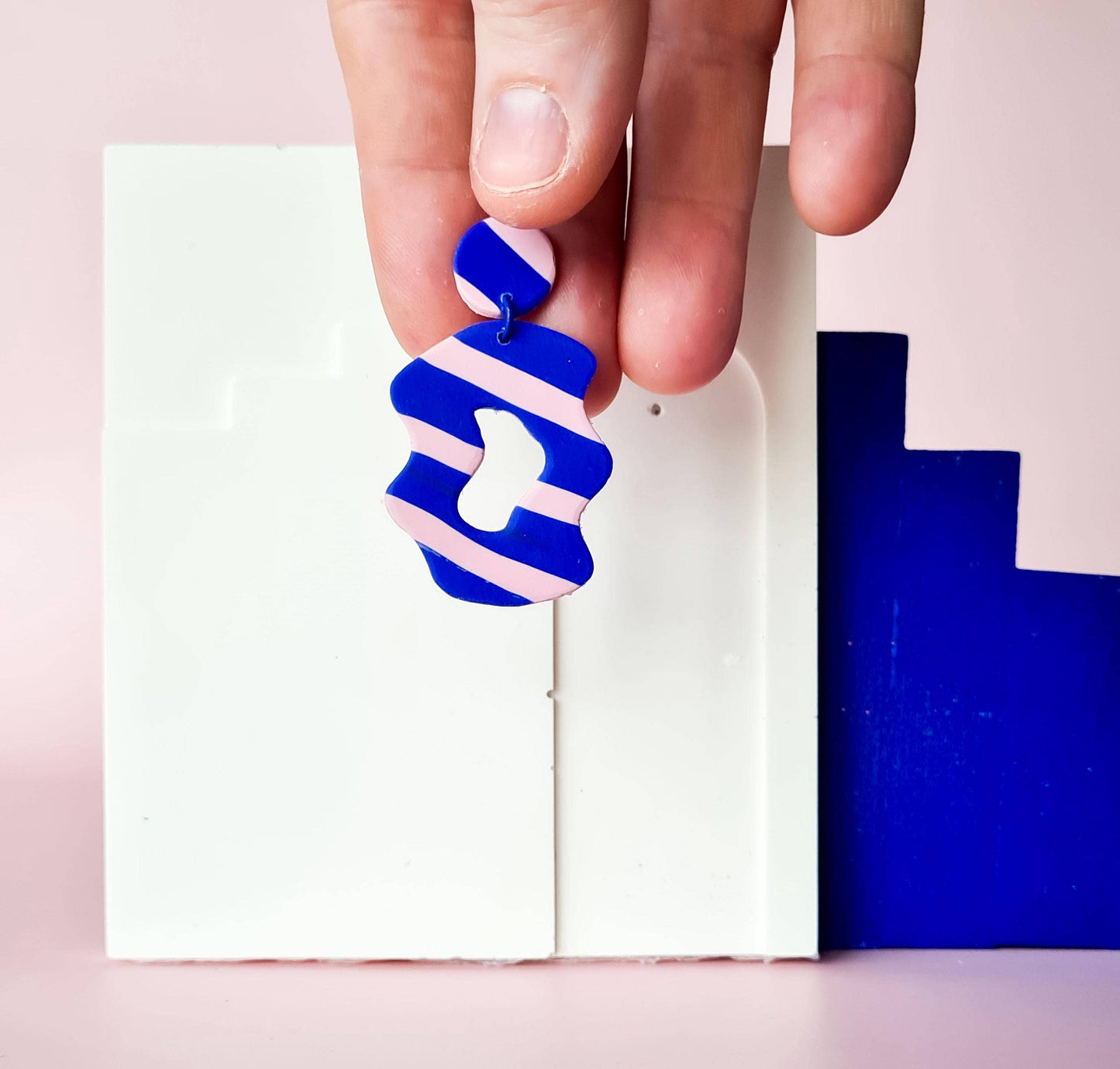 Mono - Polymeer Klei Oorbellen | Blauw Roze Strepen | Handgemaakt