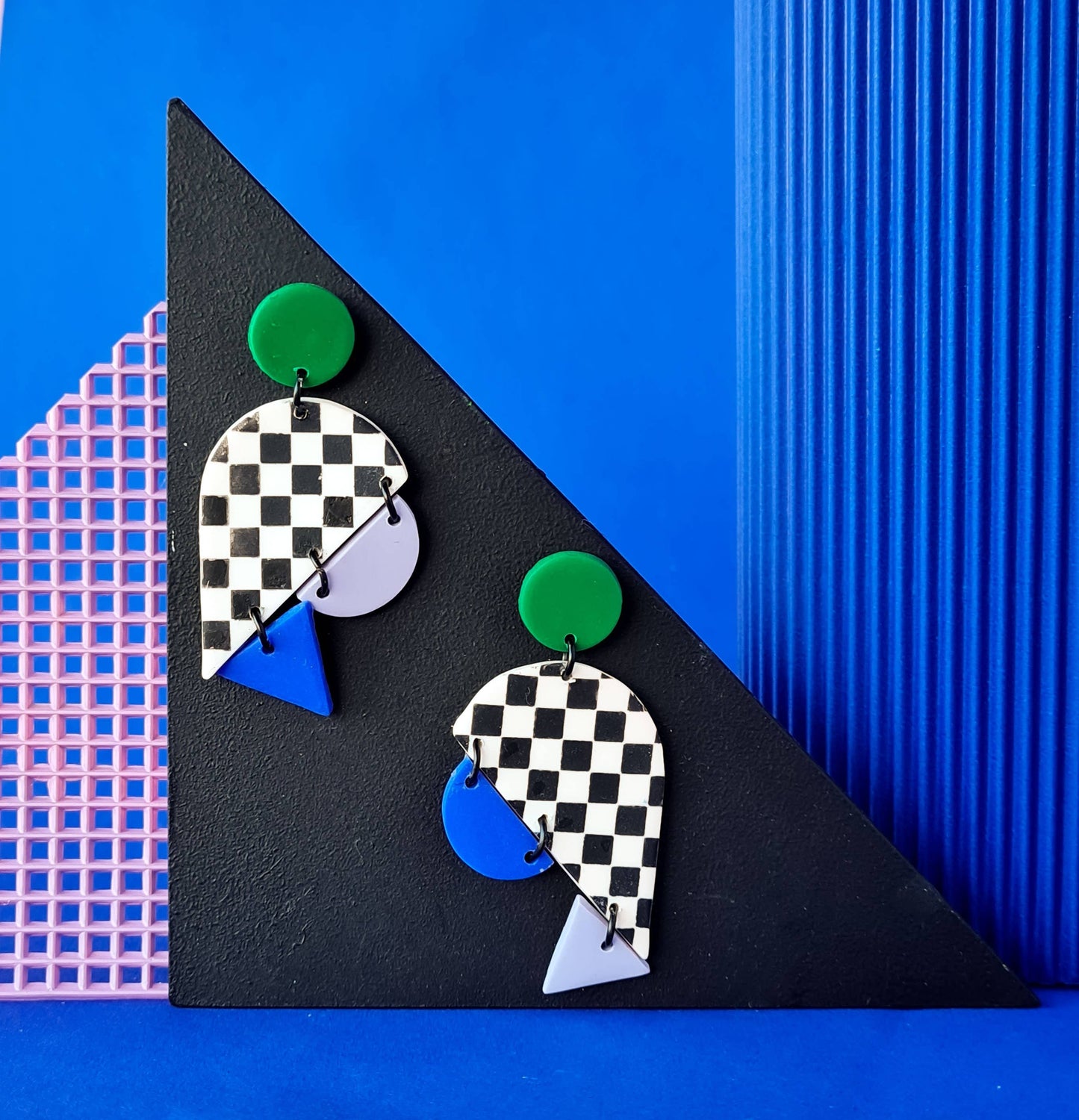 Mono - Kleurrijke oorknopjes in Memphisstijl van polyleerklei: Groen-Blauw-Violet