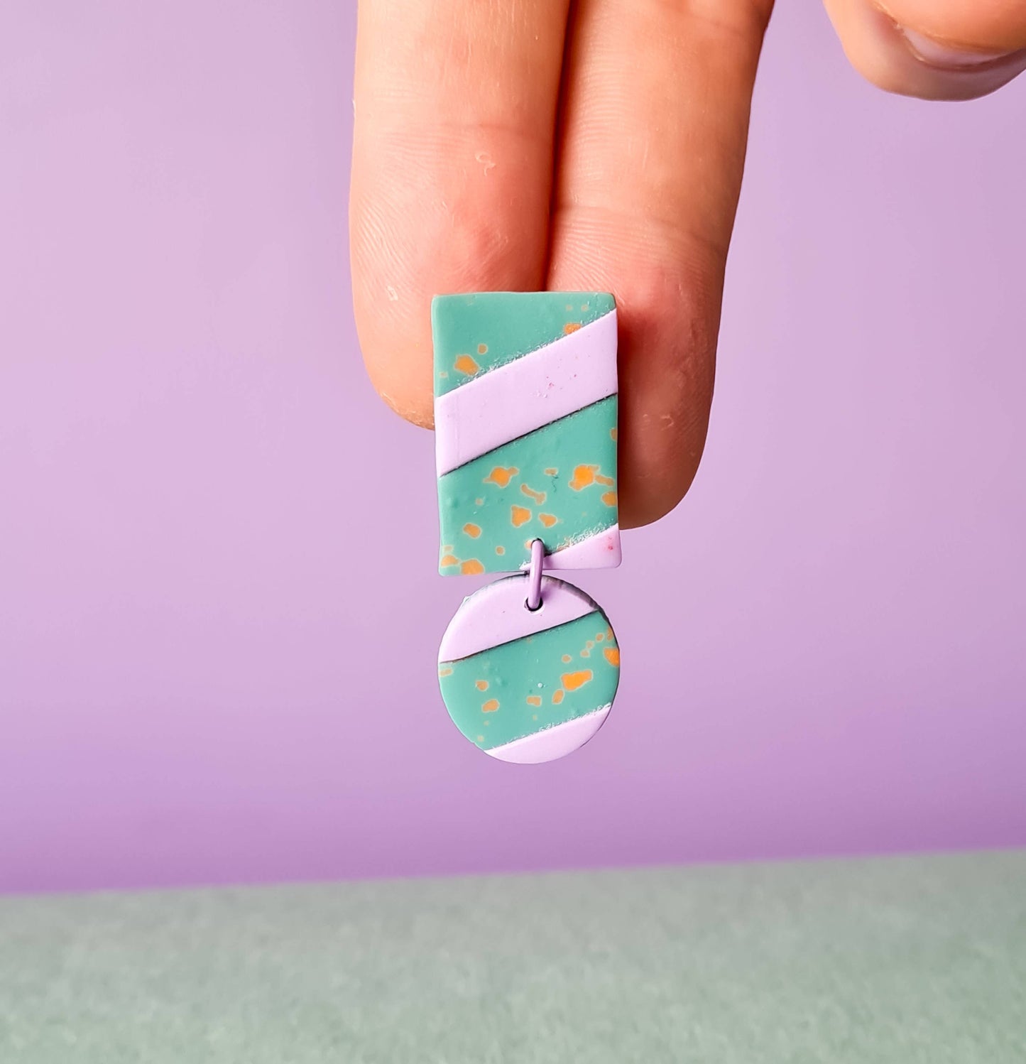 Mono - Handgemaakte oorbellen met diagonale strepen in groen, lila en oranje: 2