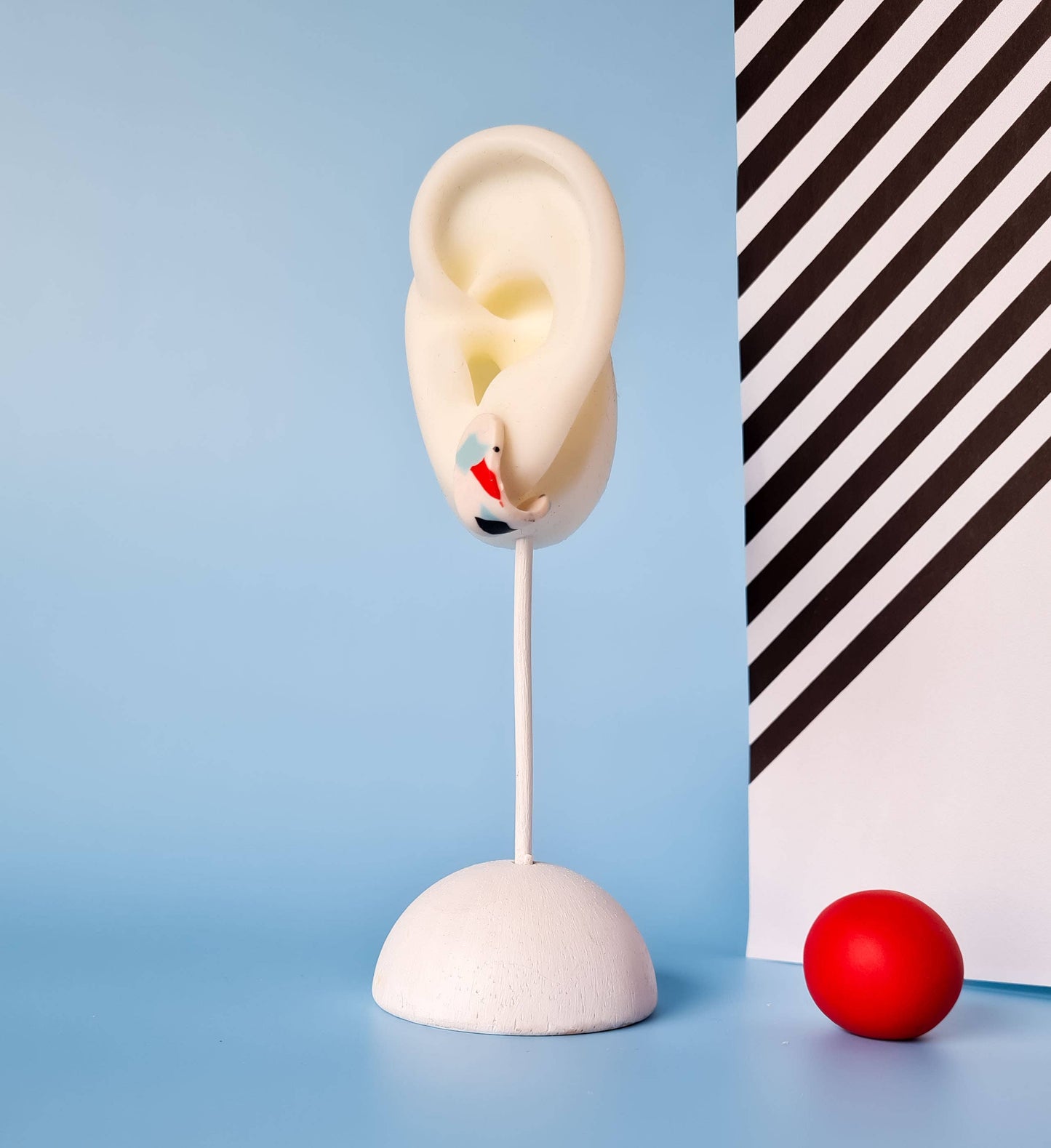 Mono - Handgemaakte statement oorbellen van polymeerklei in zwart met kleur: C
