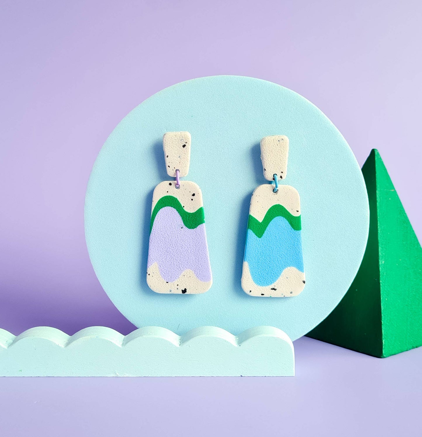 Mono - Asymmetrische violet/blauwe handgemaakte oorbellen van polymeerklei: 1