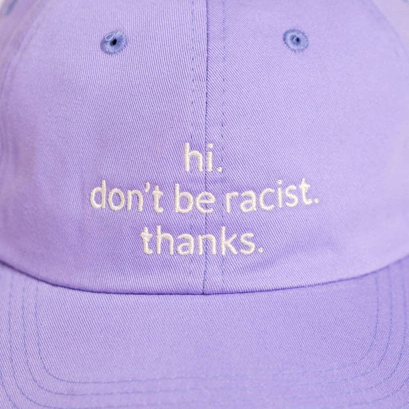 arrel - responsible apparel - Hoi. wees niet racistisch. bedankt. Premium Dad Cap - lila & crème