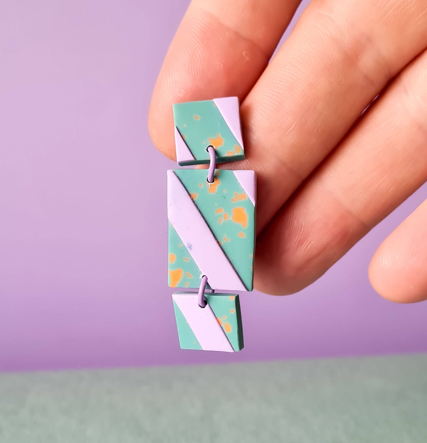 Mono - Handgemaakte oorbellen met diagonale strepen in groen, lila en oranje: 2