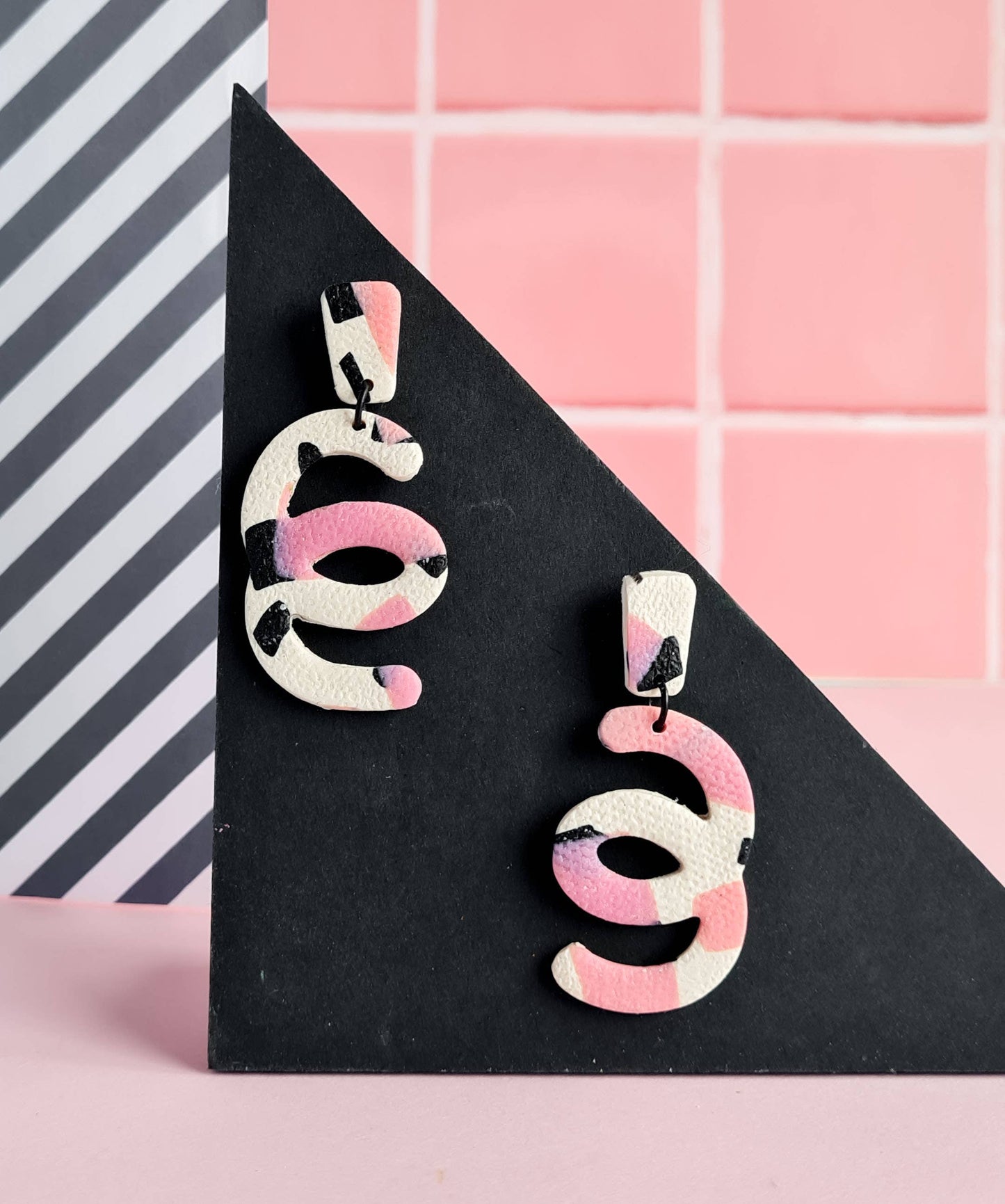 Mono - Roze en zwarte distressed handgemaakte oorbellen van polymeerklei: 5