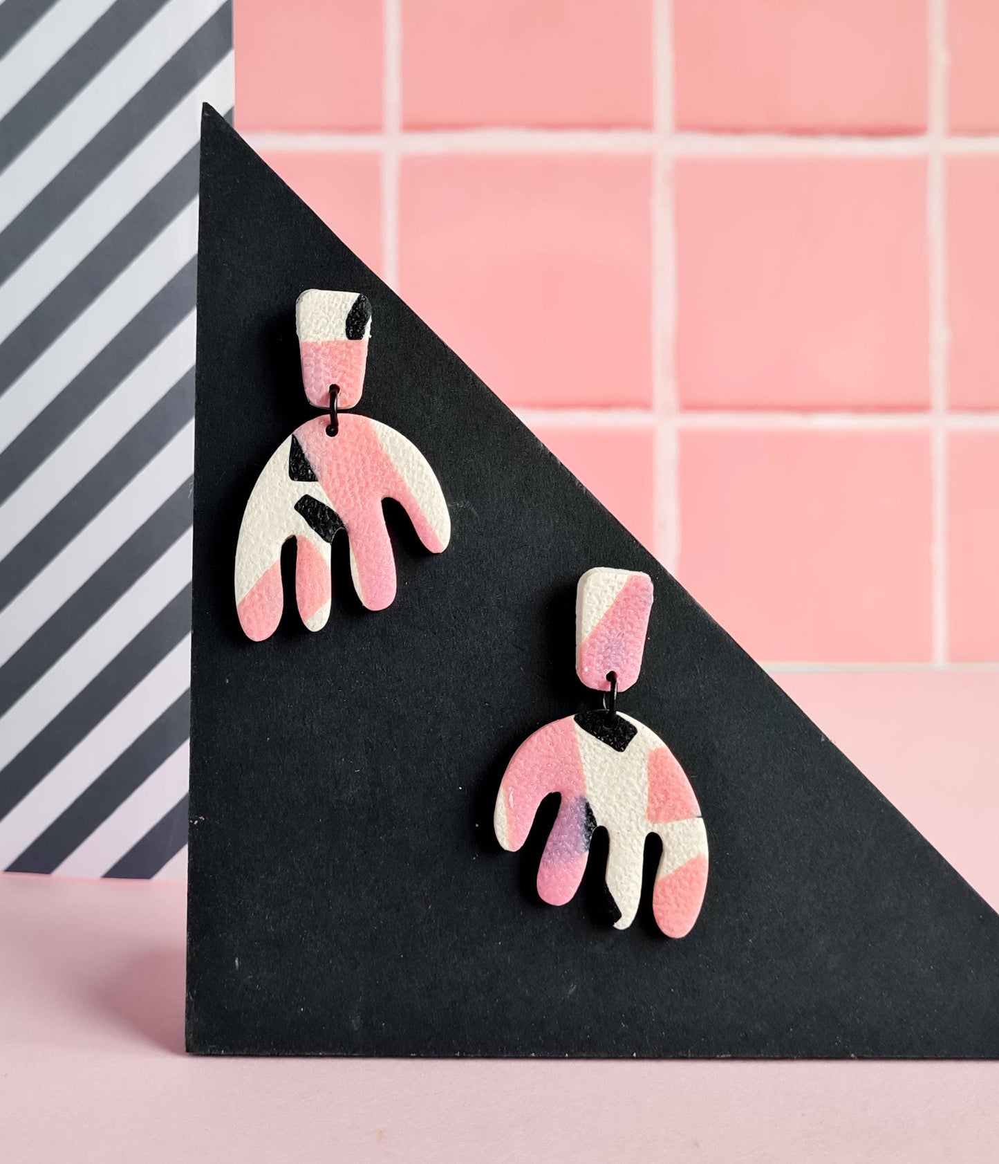 Mono - Roze en zwarte distressed handgemaakte oorbellen van polymeerklei: 5