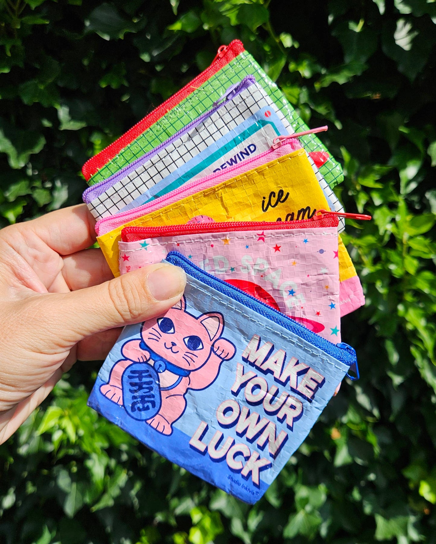 Studio Inktvis B.V. - Mini portemonnee met muntvakje – voeg wat pit toe! Gemaakt van gerecycled plastic