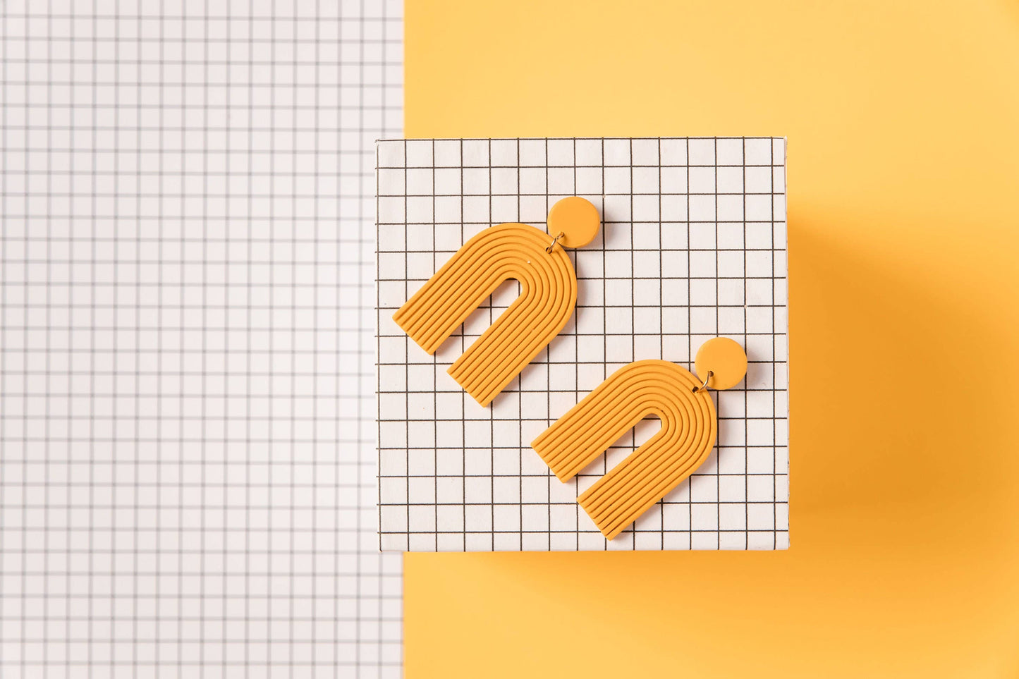 Mono - Handgemaakte Polymeer Klei Oorbellen In Art Deco Stijl: Oranje