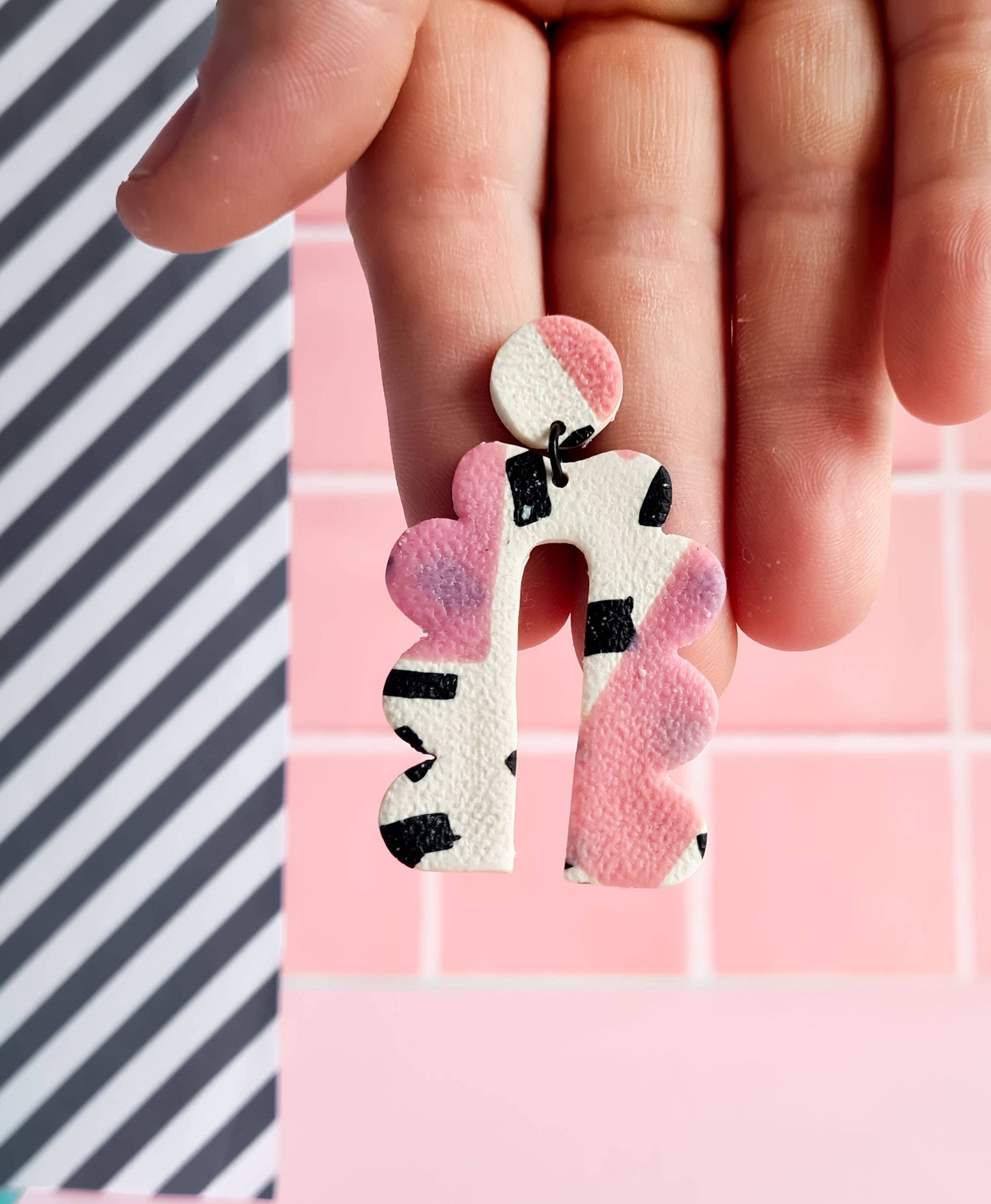 Mono - Roze en zwarte distressed handgemaakte oorbellen van polymeerklei: 5