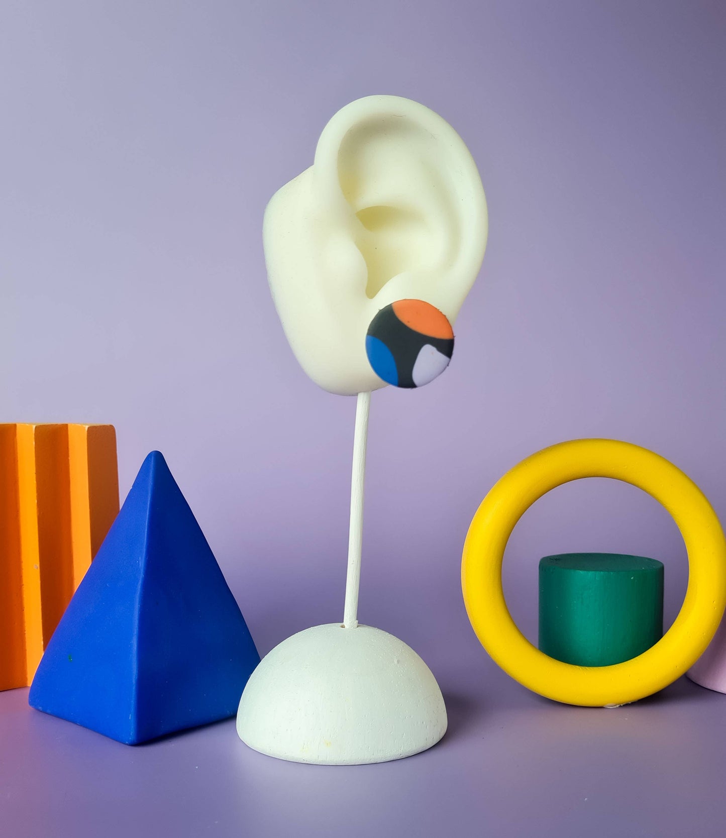 Mono - Handgemaakte statement oorbellen van polymeerklei in zwart met kleur: C