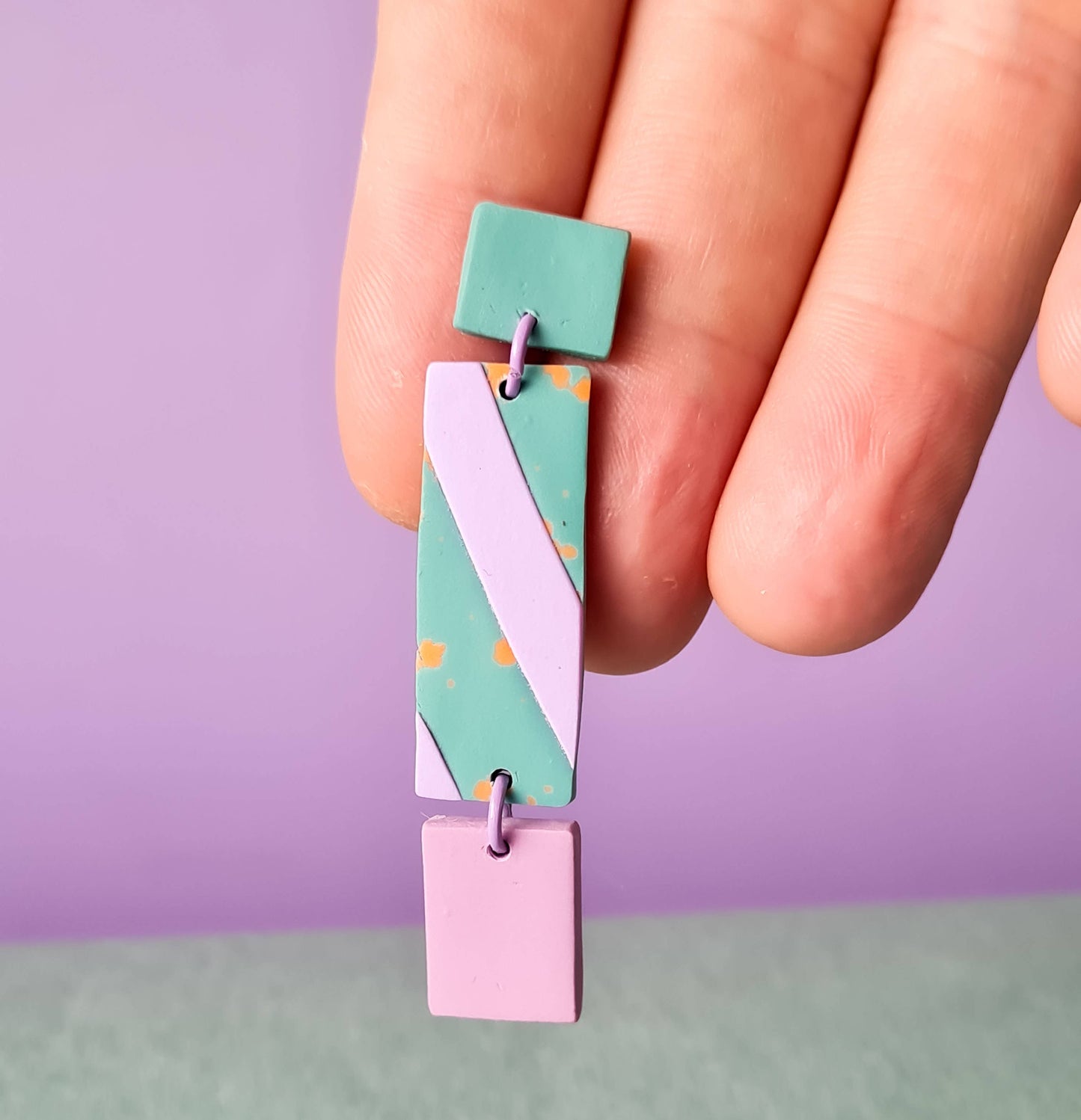 Mono - Handgemaakte oorbellen met diagonale strepen in groen, lila en oranje: 2