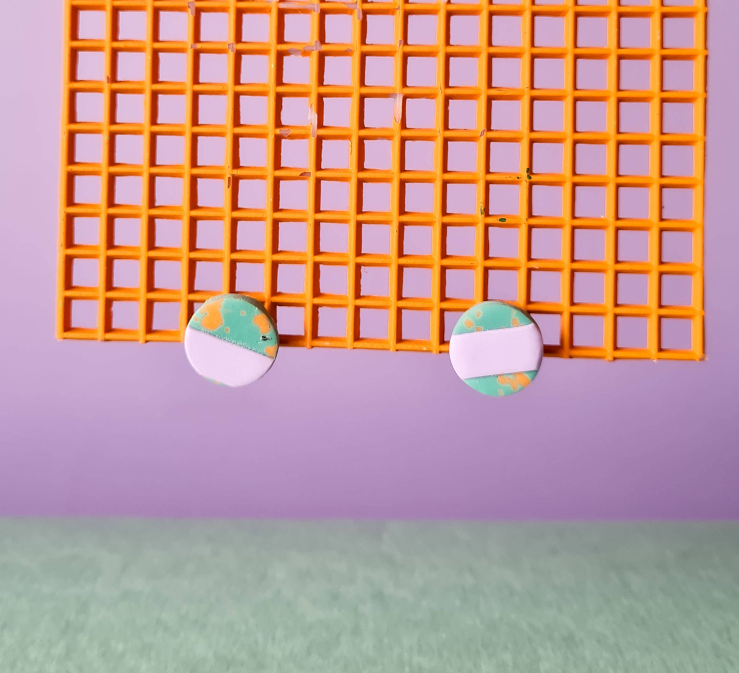 Mono - Handgemaakte oorbellen met diagonale strepen in groen, lila en oranje: 2